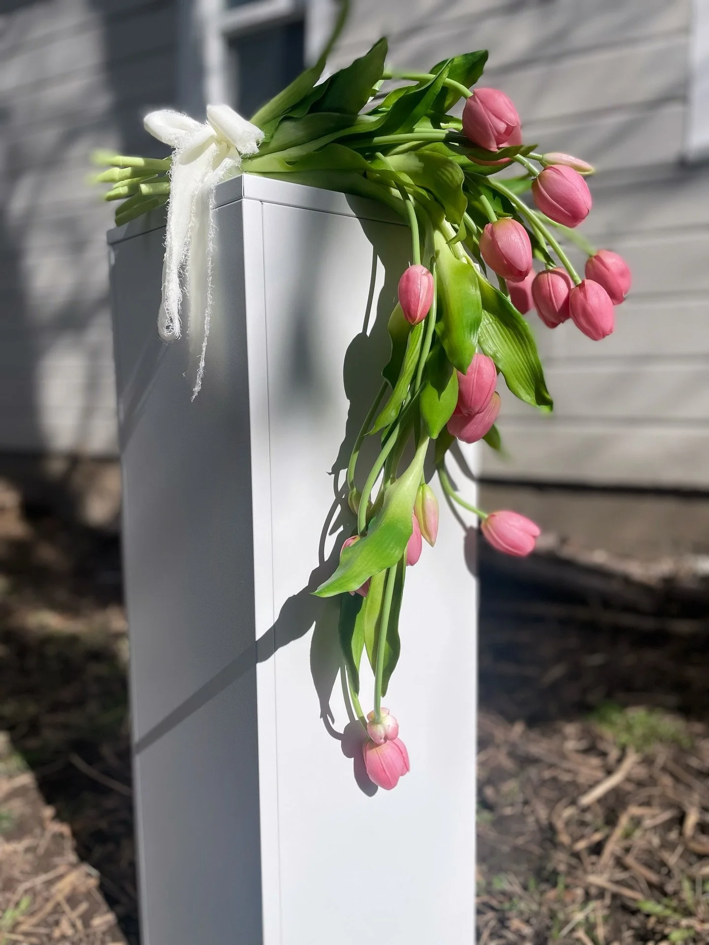 When I got these beauties I had to make a cascading tulip bouquet 🌷💐 this is such a statement bouquet. It literally photographs beautifully from all angles even when you drape it over your arm for a back shot 📸 
These are, of course, faux tulips. 
