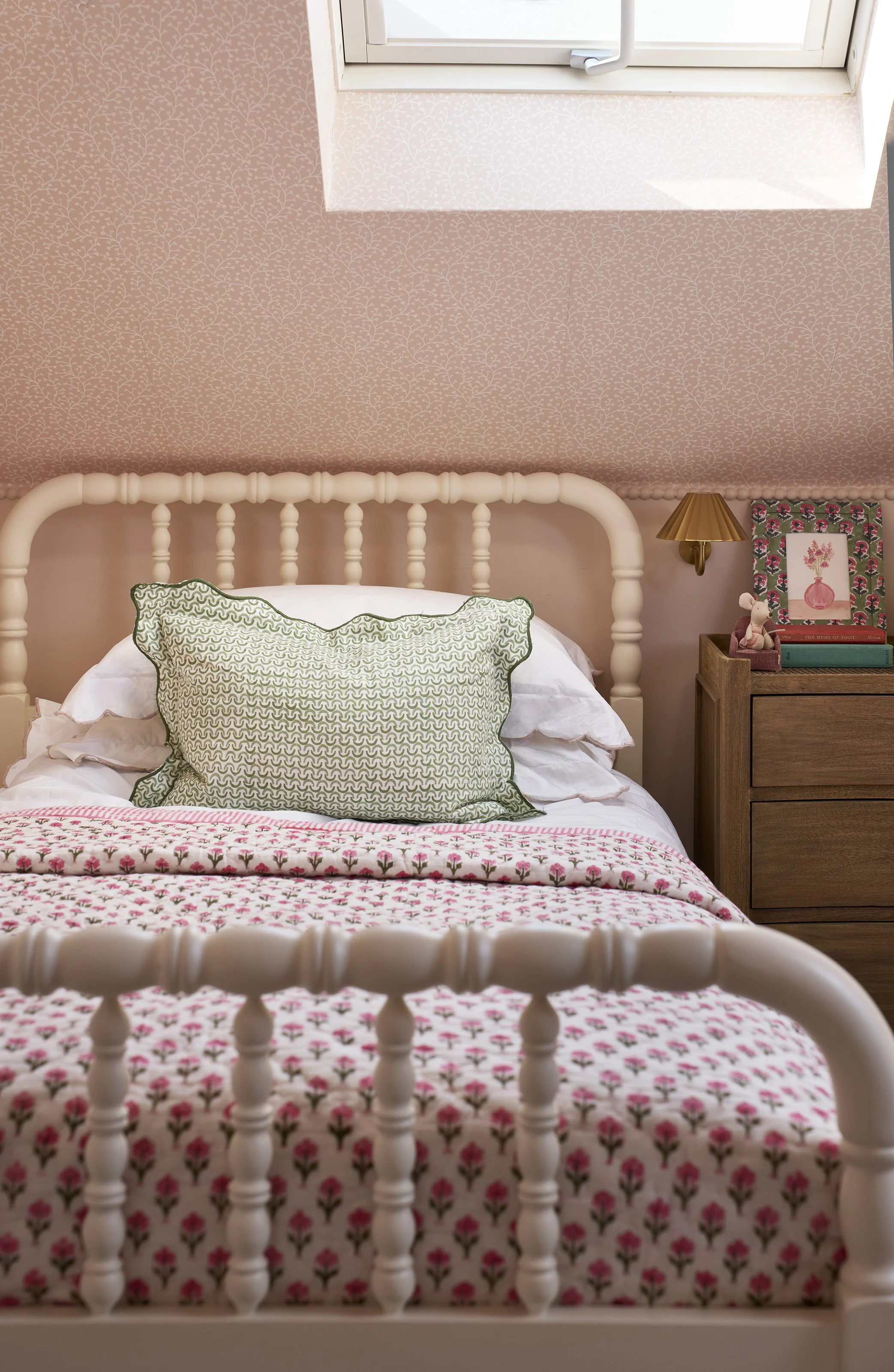 Bobbin bed detail