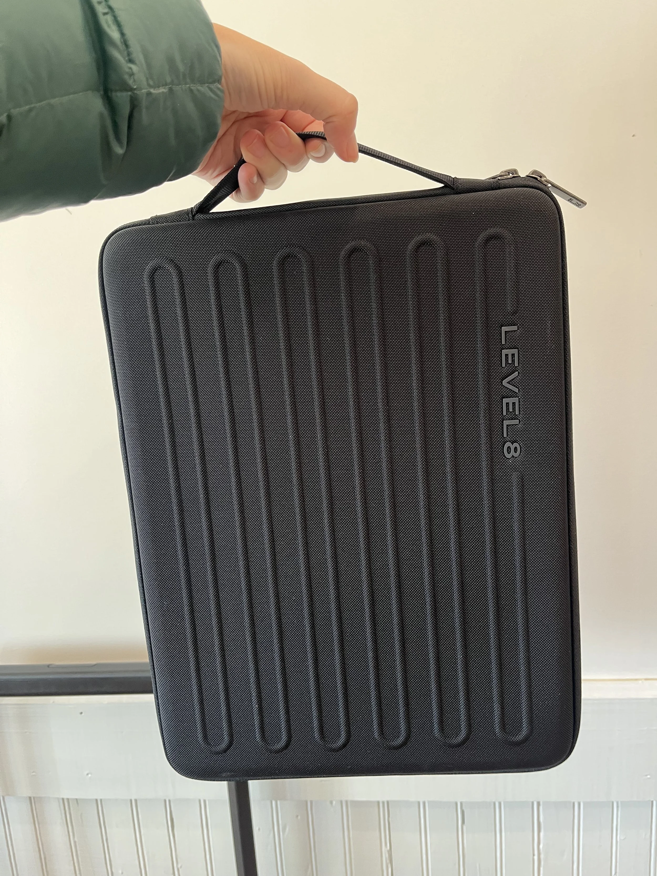 The laptop case with top handle