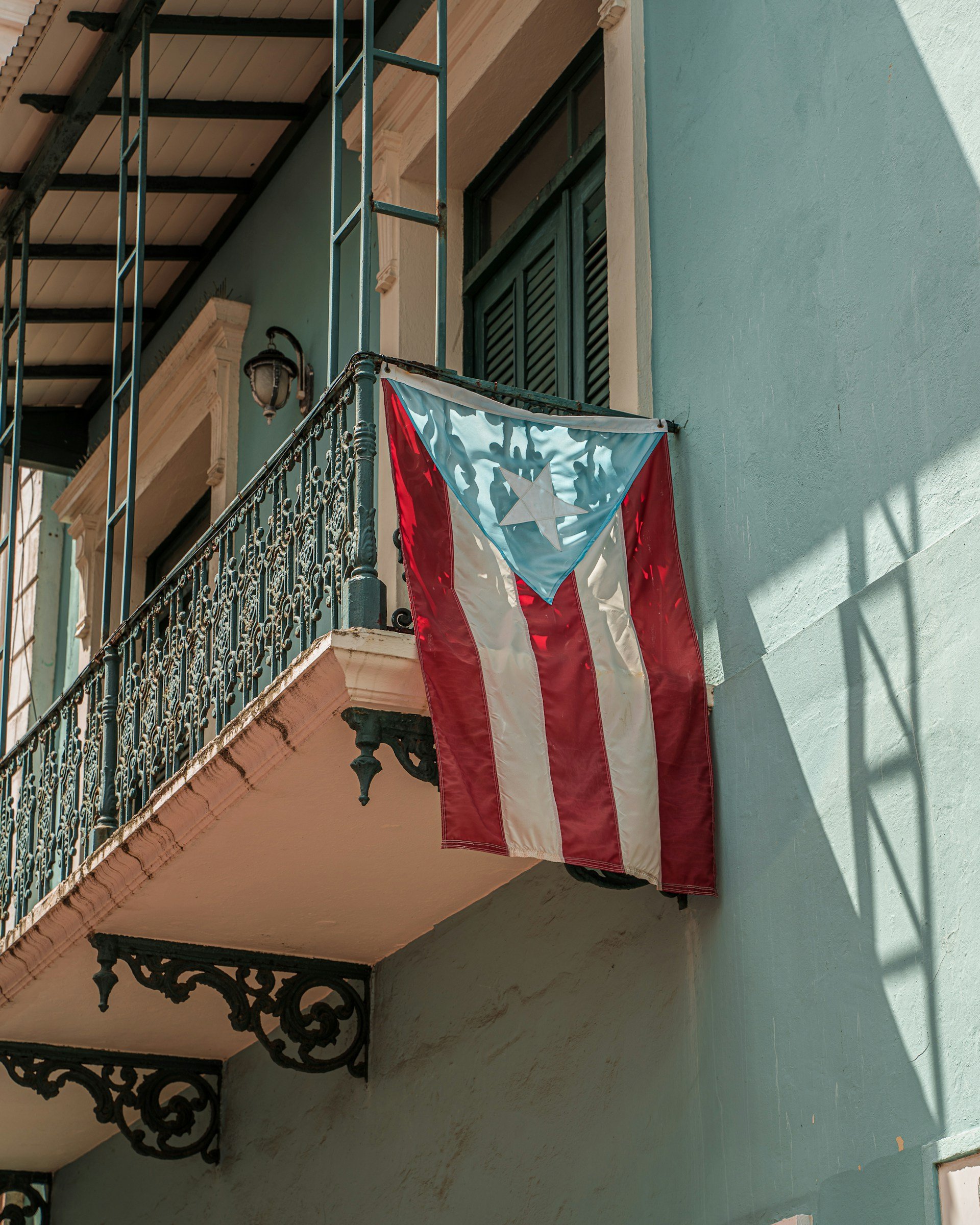 first-time-visitors-guide-puerto-rico-flag.jpg