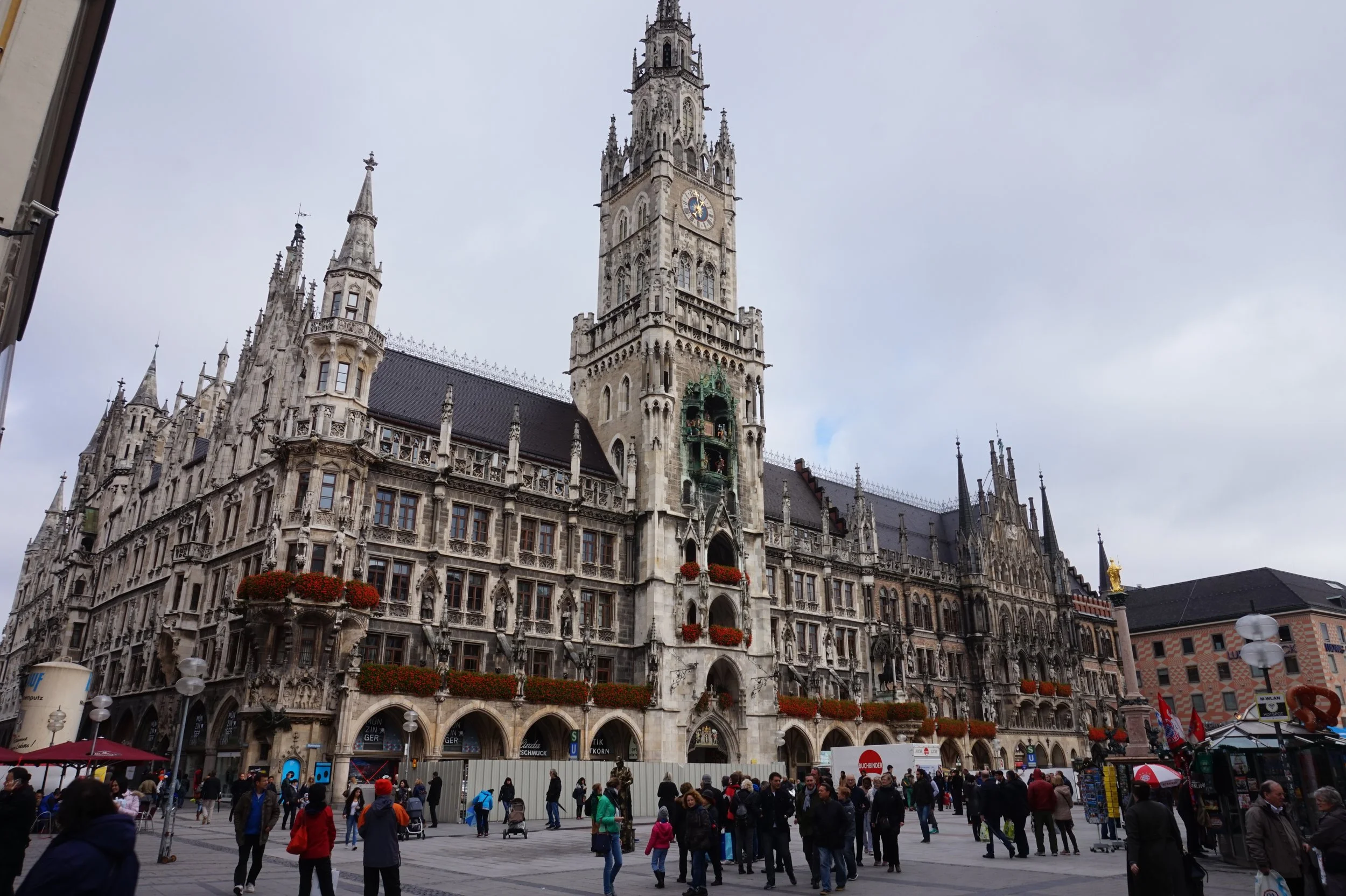 munich-with-kids-glockenspiel-wide-angle.JPG