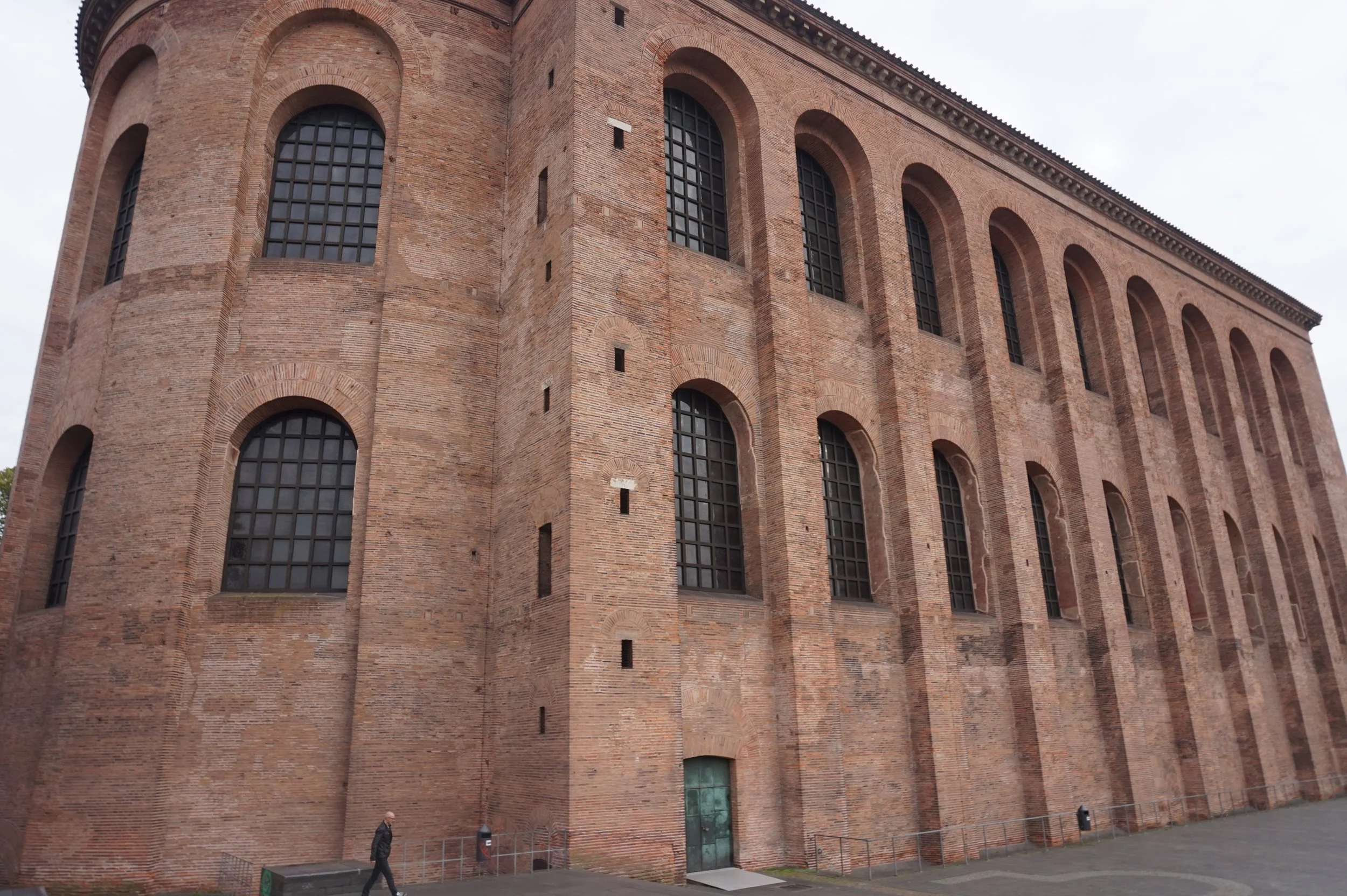 Rounded exterior of the Trier Basilica with large windows on 3 floors