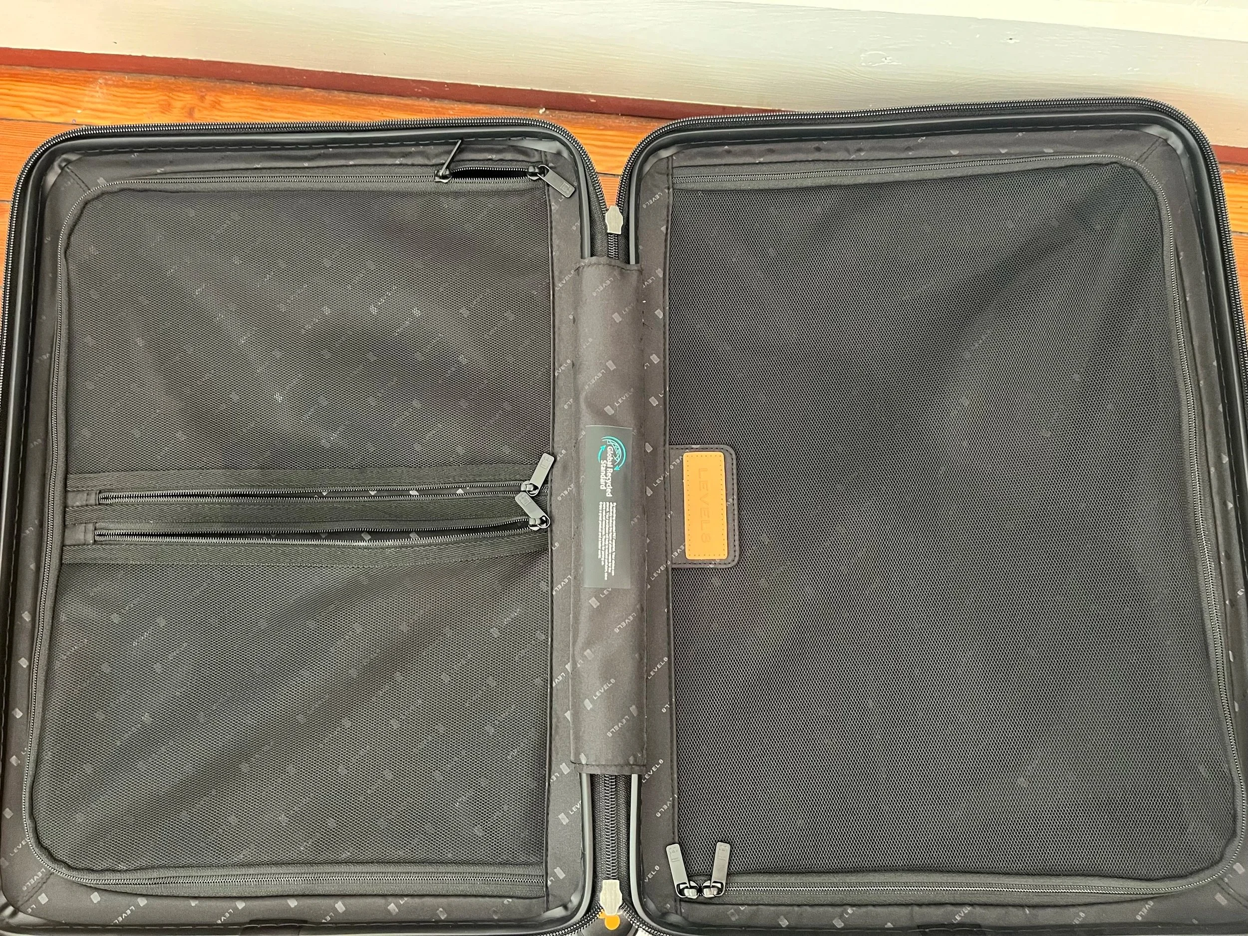 The two large interior pockets with zippers