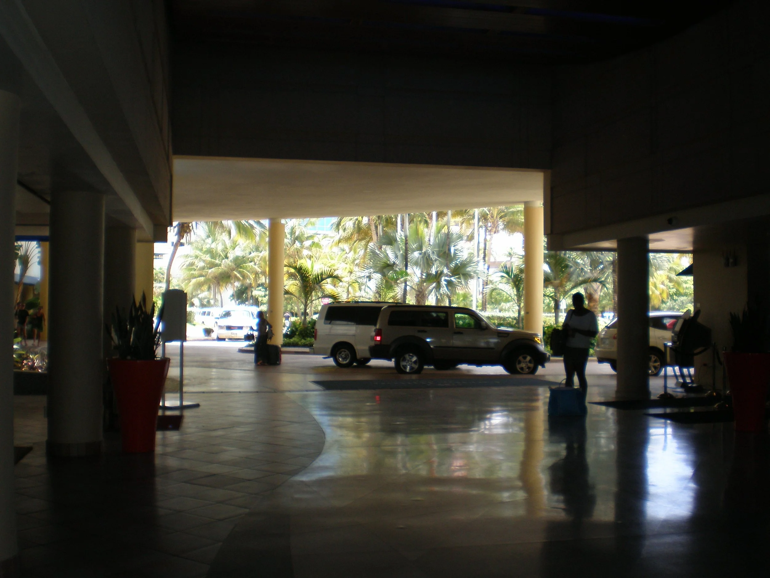 Open air valet and lobby area at the Caribe Hilton