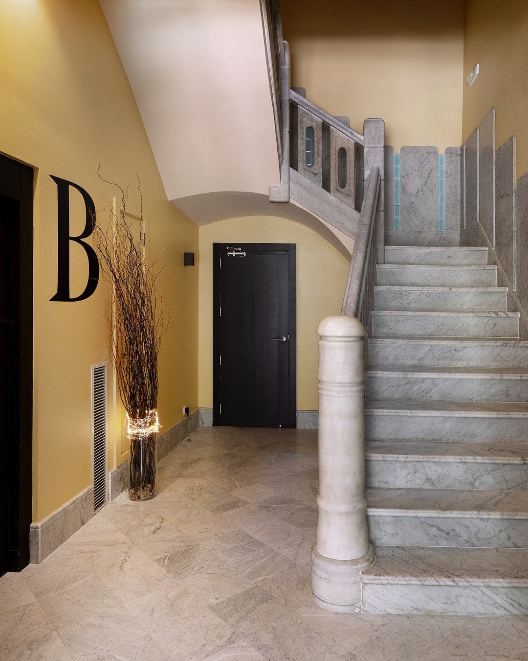Can you imagine entering your home and being greeted by an british house style entrance? At Casa Mercader this is possible, next to a majestic solid marble staircase that leads you to the comfort of our long-stay apartments. Come and discover much mo