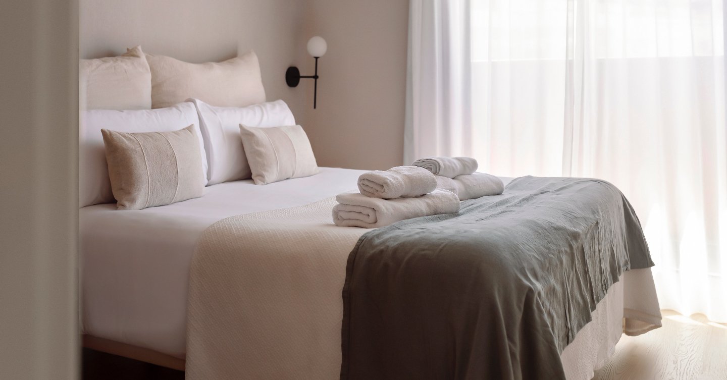 ¡Descubra la comodidad y el estilo de nuestras habitaciones en C211 Apartments! Nuestras camas te garantizan un sueño reparador para que puedas recargar las pilas y disfrutar al máximo de tu estancia. Ven y compruébalo por ti mismo 🛌🌟.
.
.
Descubre la comodidad y el estilo 