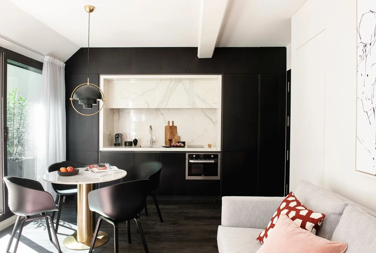 🌟 Peach Apartment &ndash; Your Perfect Home in Barcelona! 🌟
Located in the heart of Barcelona, Peach is a stunning penthouse with 1 bedroom, 1 bathroom, a fully equipped kitchen and dining area, and a private terrace to enjoy the beautiful city vie