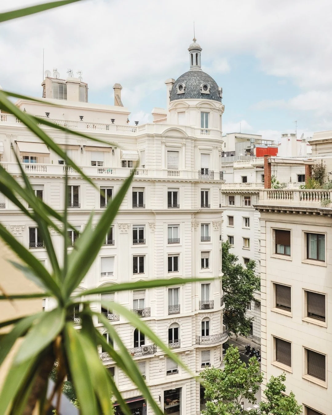 There&rsquo;s a quiet kind of beauty in the way mornings unfold at Baile apartment.

Light filters through the city&rsquo;s facades, the terrace becomes your favourite corner, and Barcelona feels close enough to touch. Here, the rhythm of the streets
