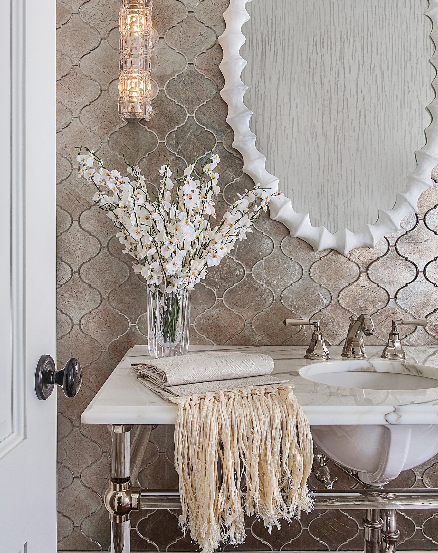 Powder Room by Jamie Herzlinger
😍