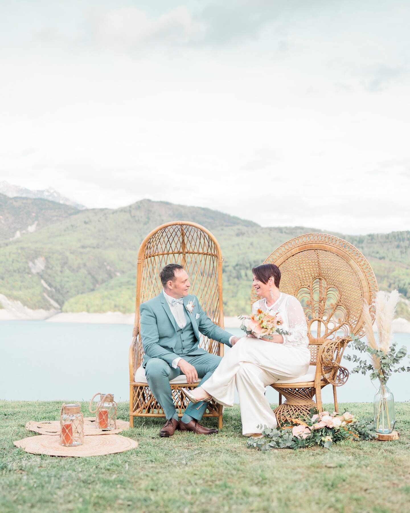 La belle s&eacute;ance couple de M&amp;R avec vue sur le Lac de Serre-Pon&ccedil;on 😍
D&eacute;coration : @latelierfleuri05 
.
.
#lacdeserreponcon #photographemariage #mariagemontagne