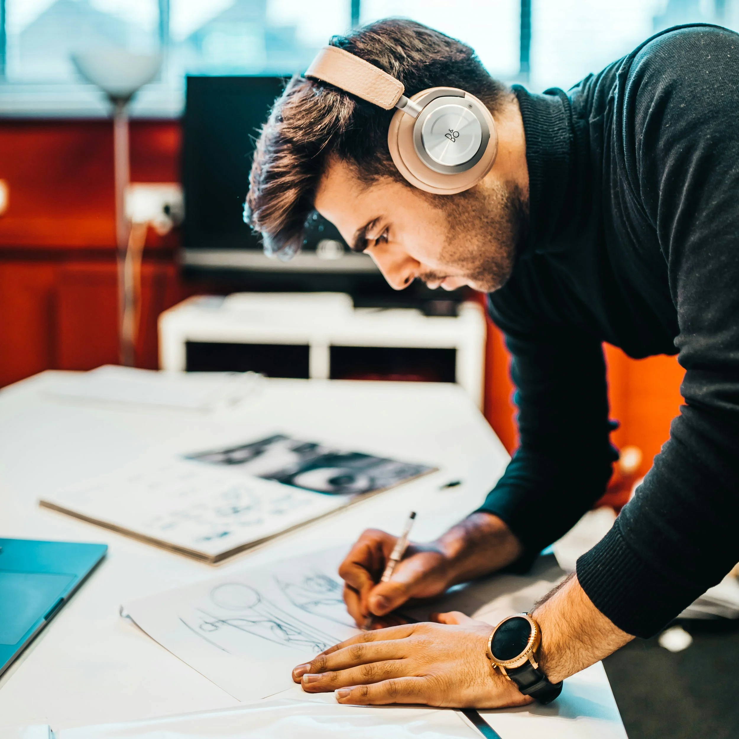Person working with headphones while finding the ideal focus routine and personalized Pomodoro schedule.