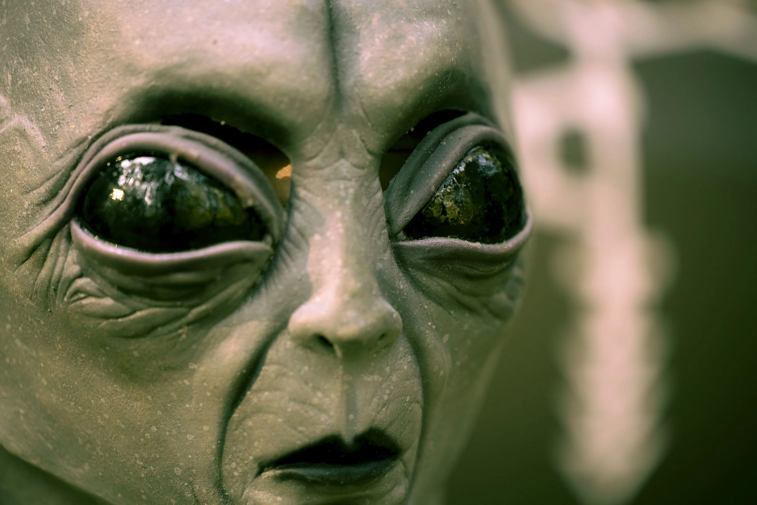 Alien face illustrating the "Alien Experiment," a mindset exercise for overcoming procrastination by observing your daily habits objectively.