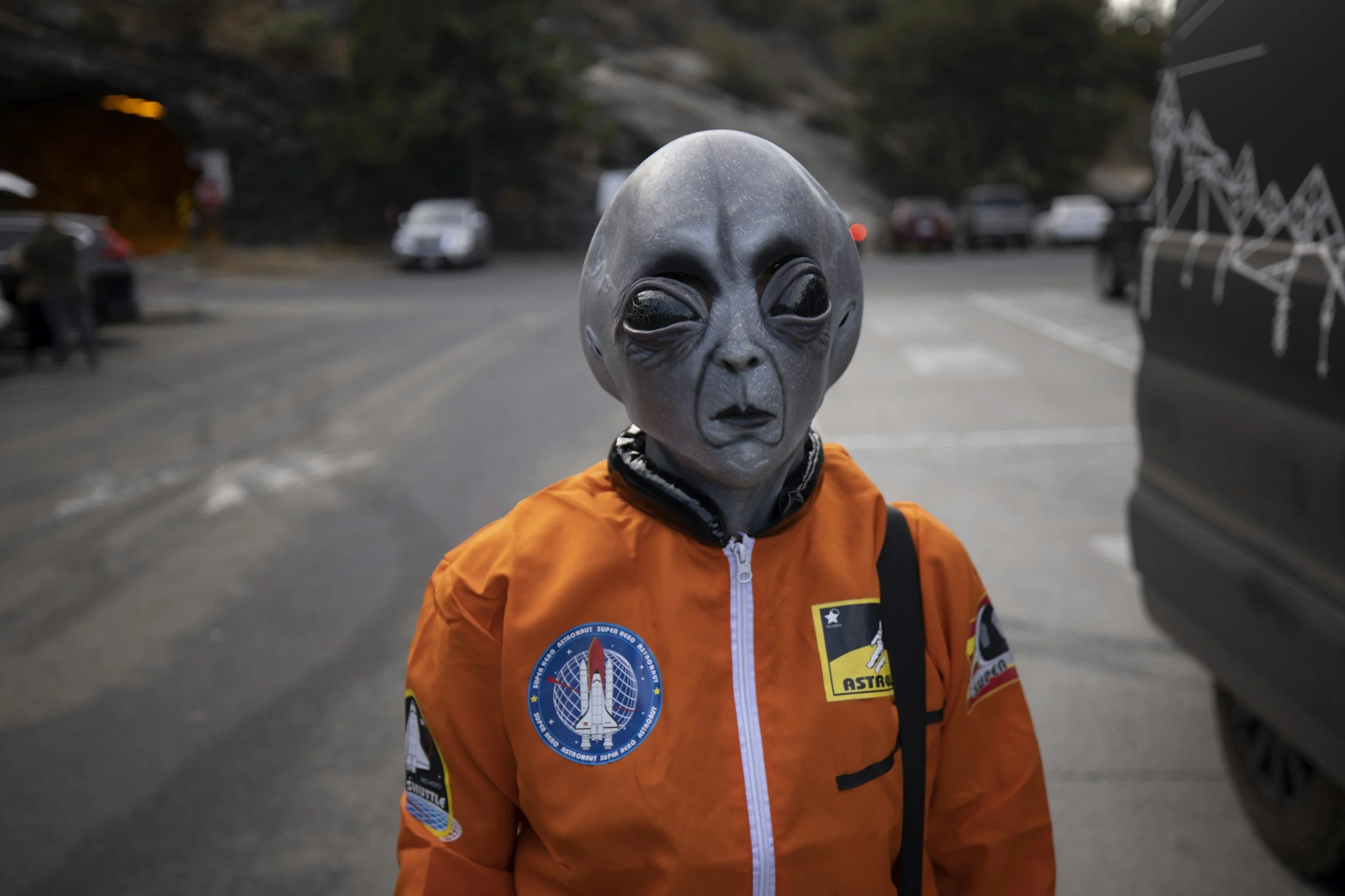Alien dressed as an observer, symbolizing an objective perspective to break the procrastination cycle and focus on what truly matters.