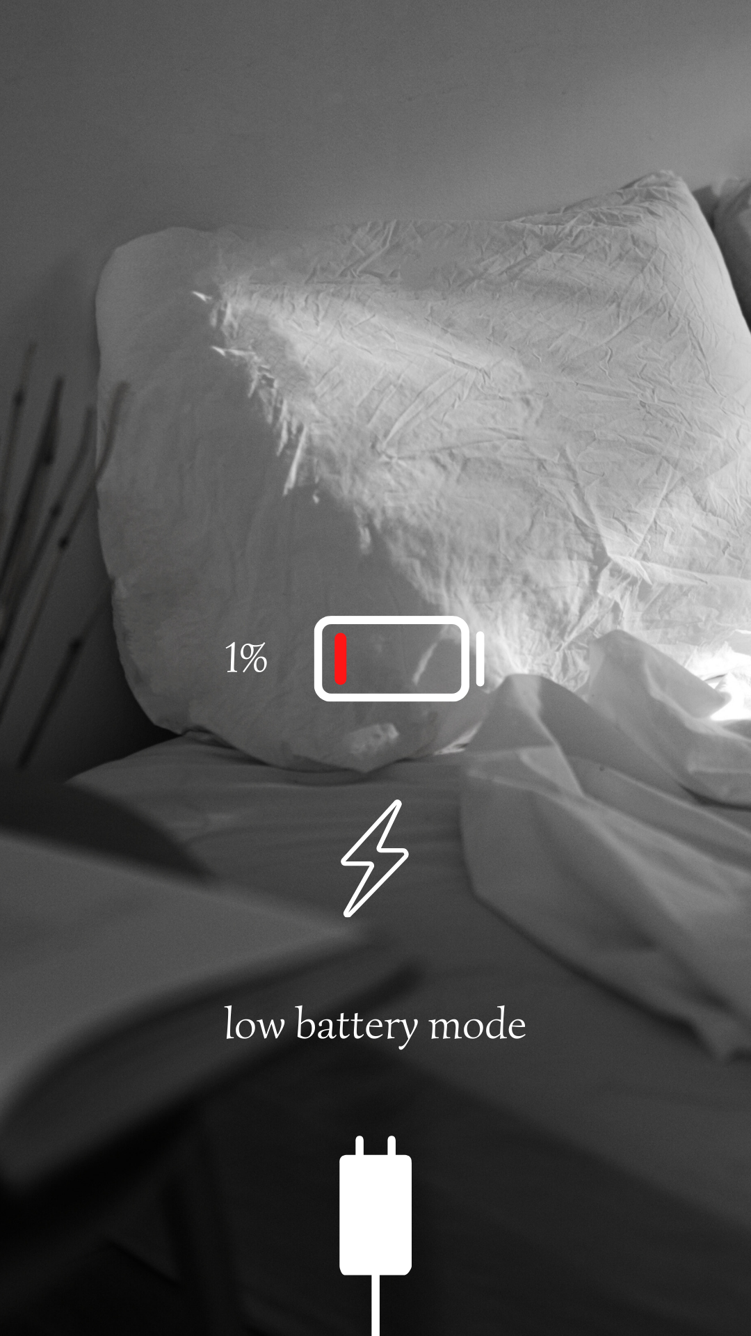 Low battery illustration on a bed symbolizing fatigue, low energy, and the need for rest during your menstrual period.