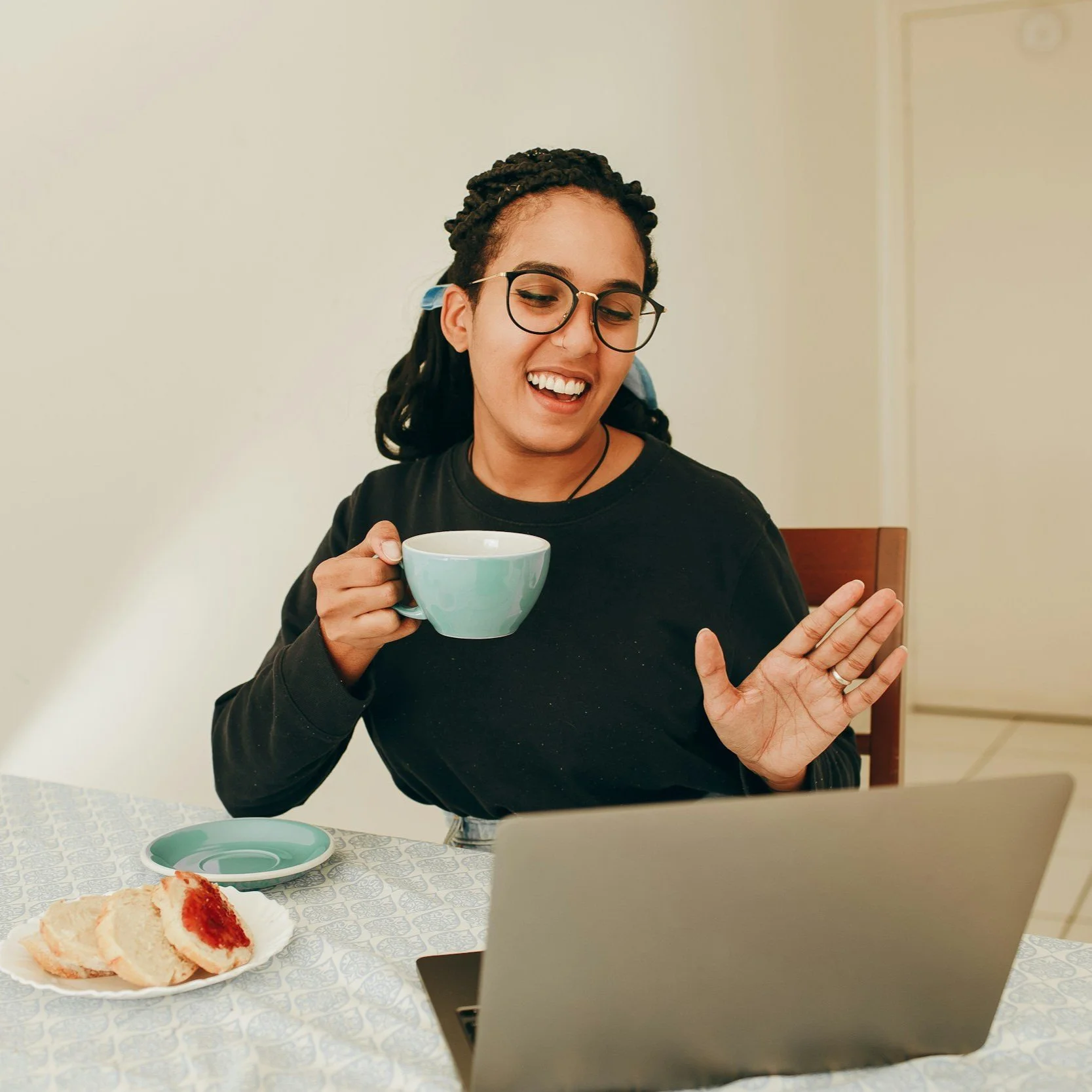 Woman having an online conversation, representing the difference between productive conversations that lead to solutions and repetitive venting.