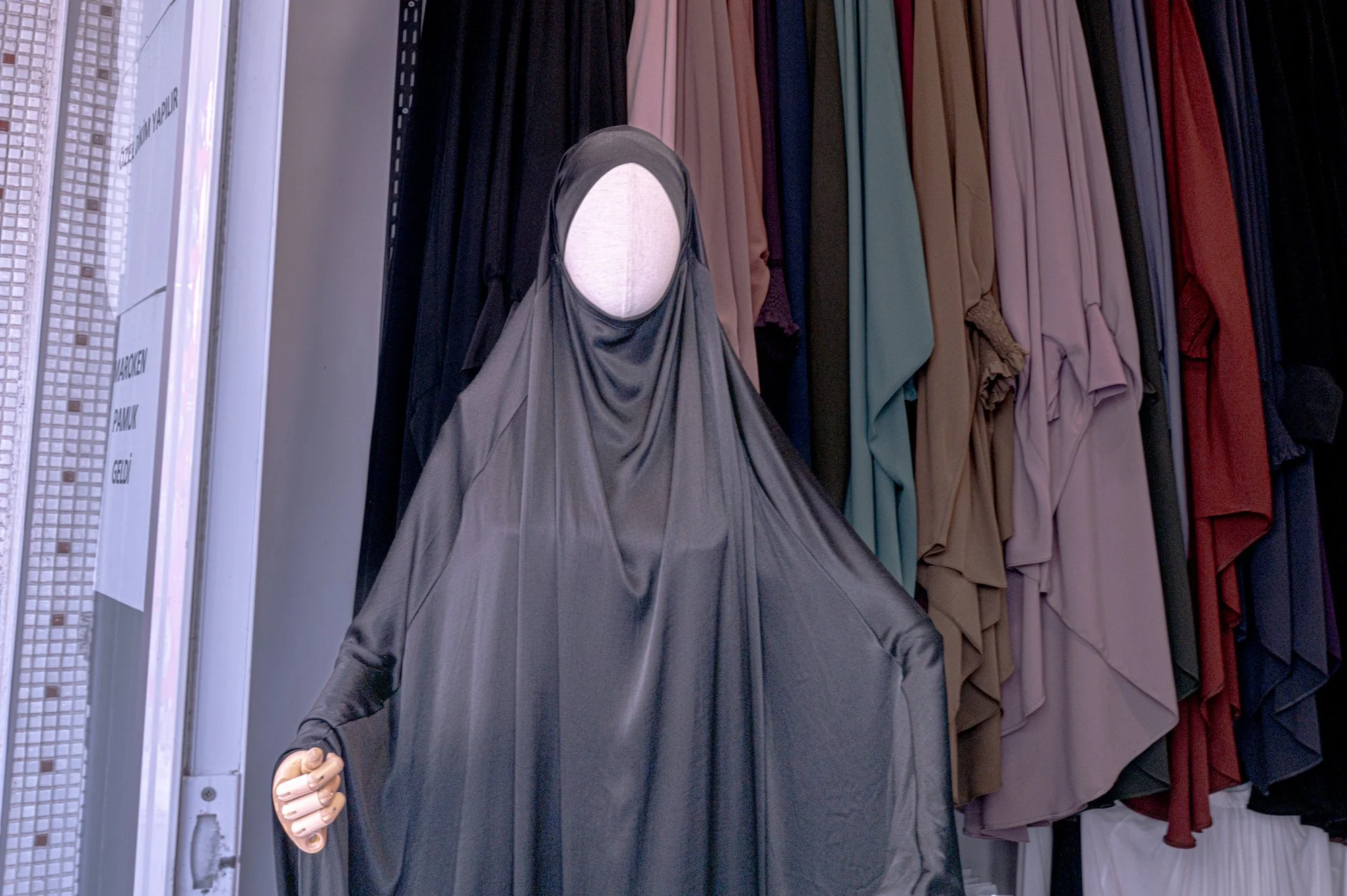 Série photo de Virginia Raoul sur les femmes à Istanbul. Série réalisée durant un voyage photo de Préludes, un workshop 100% dédié à la photo de rue et documentaire