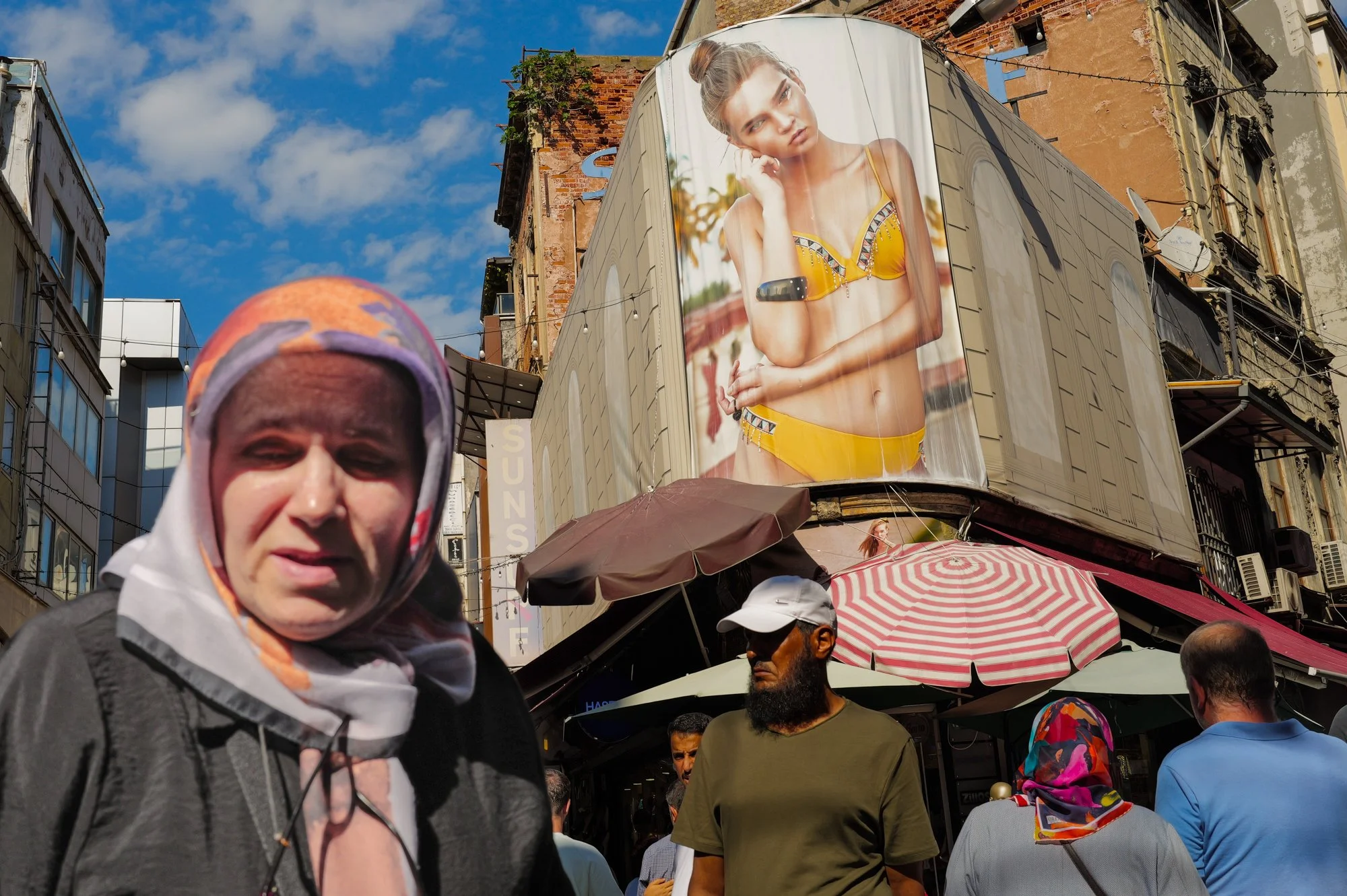 Série photo de Virginia Raoul sur les femmes à Istanbul. Série réalisée durant un voyage photo de Préludes, un workshop 100% dédié à la photo de rue et documentaire