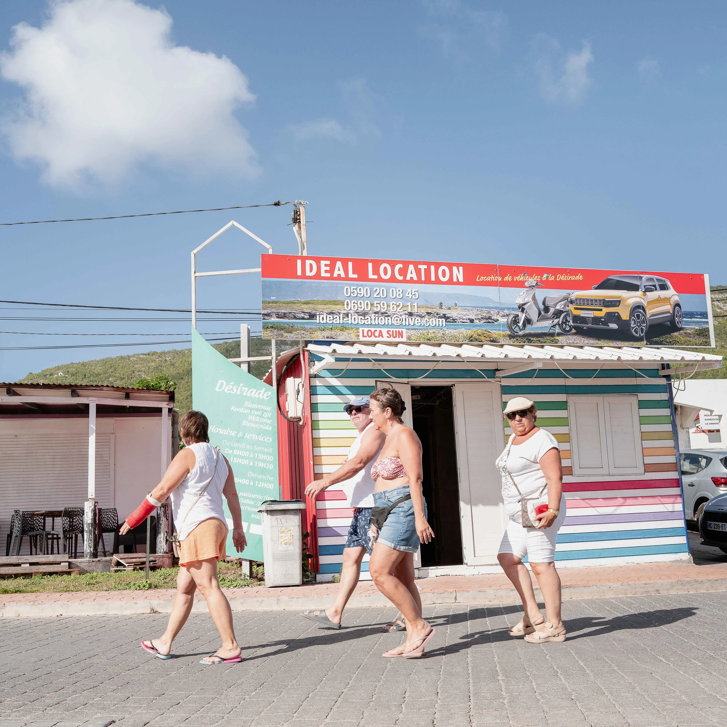 Photographie prise à la Désirade, révélant l'envers du décor paradisiaque entre stigmates du passé et présence humaine discrète. Photographie issue de la série "InDésirade" de Sophie Tournois, développée dans le cadre du mentorat photo en ligne de Pr