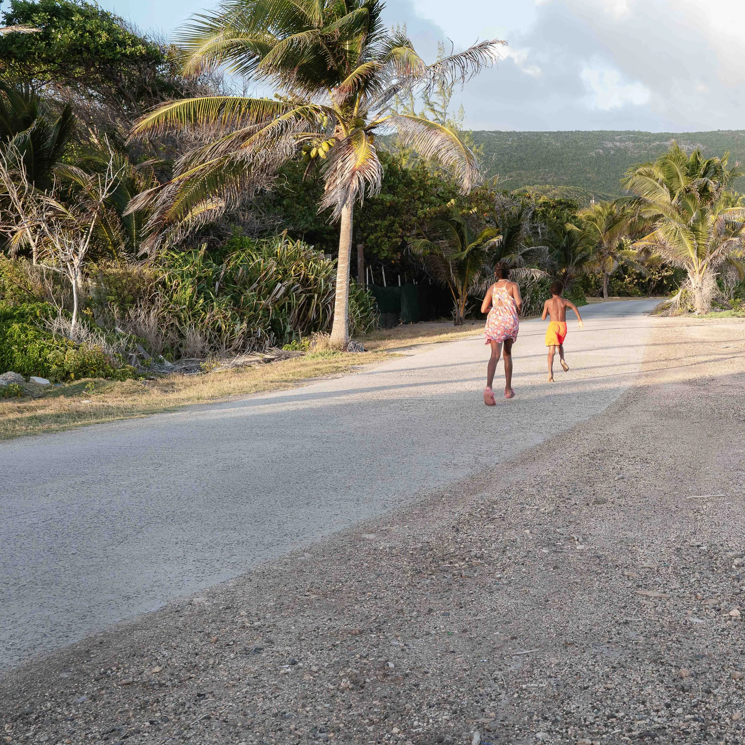 Photographie prise à la Désirade, révélant l'envers du décor paradisiaque entre stigmates du passé et présence humaine discrète. Photographie issue de la série "InDésirade" de Sophie Tournois, développée dans le cadre du mentorat photo en ligne de Pr