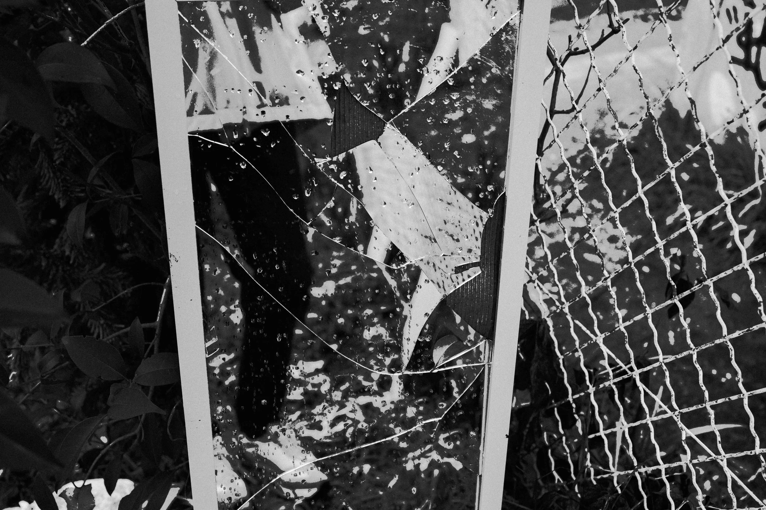 Tensions muettes et atmosphère étrange. Photographie issue de la série "Rester ici" de Maryline Cellini, développée dans le cadre du mentorat photo en ligne de Préludes Photo.