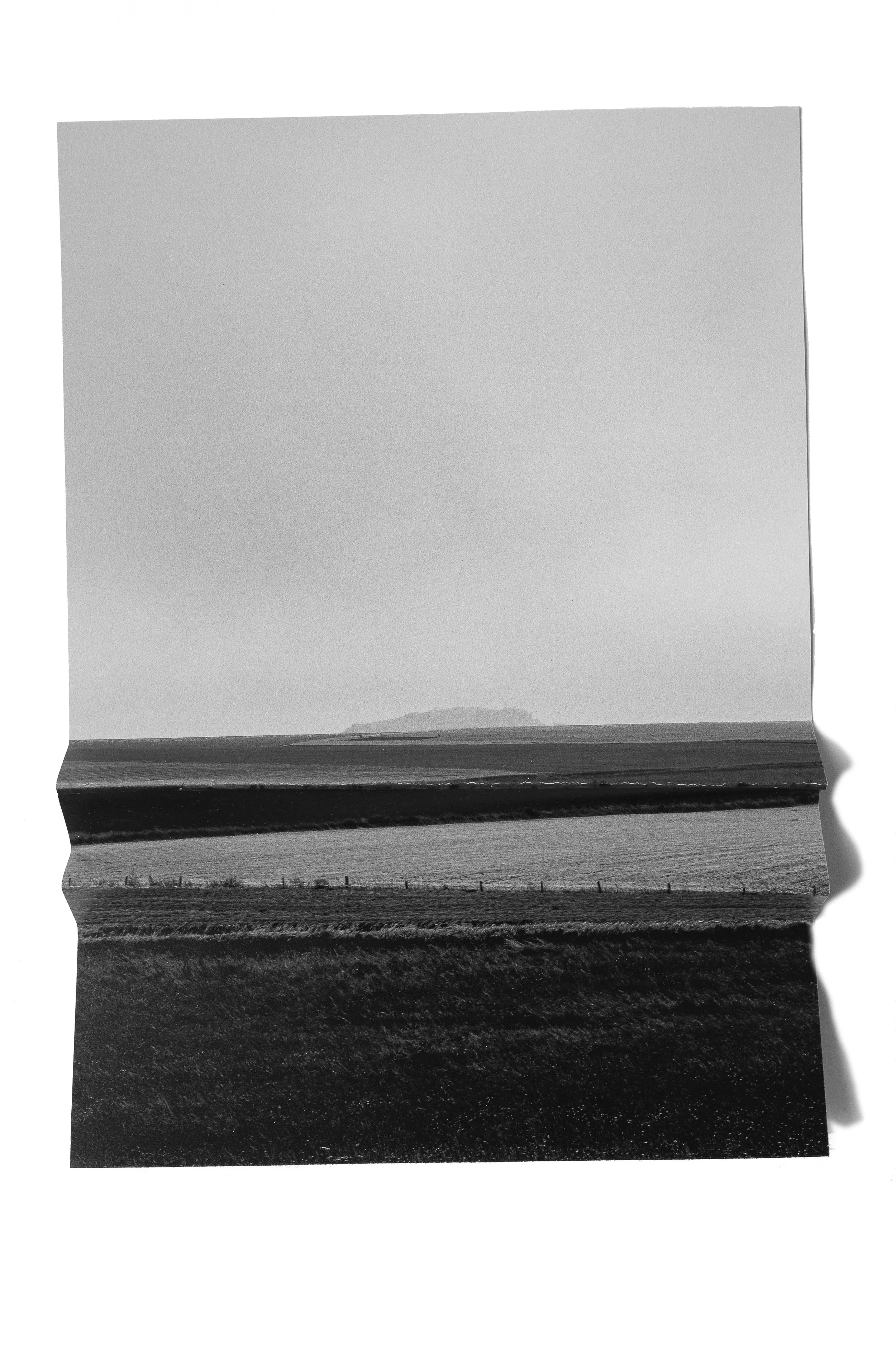 Paysage de la Lozère, capturant sa beauté rude, ses contrastes et l'omniprésence du vent. Photographie issue de la série de Jean-François Pighin, développée dans le cadre du mentorat photo en ligne de Préludes Photo.
