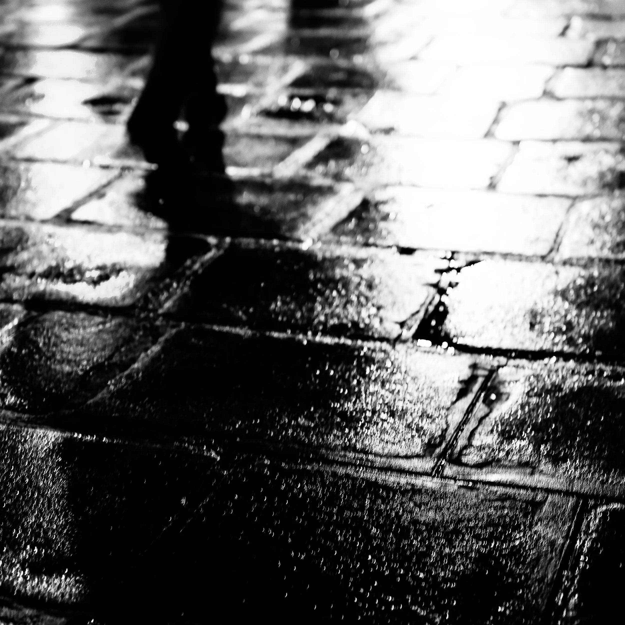 Loin des clichés touristiques, ce projet noir et blanc révèle la réalité intime et les contrastes de la capitale. Photographie issue de la série "Paris : Fragments intimes" de Claire Mornet, développée dans le cadre du mentorat photo en ligne de Prél