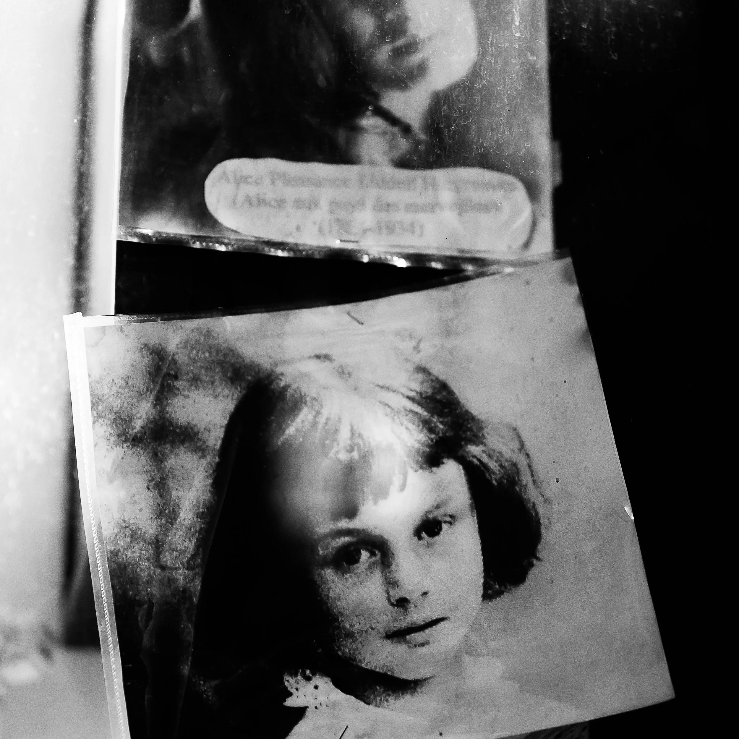 Loin des clichés touristiques, ce projet noir et blanc révèle la réalité intime et les contrastes de la capitale. Photographie issue de la série "Paris : Fragments intimes" de Claire Mornet, développée dans le cadre du mentorat photo en ligne de Prél