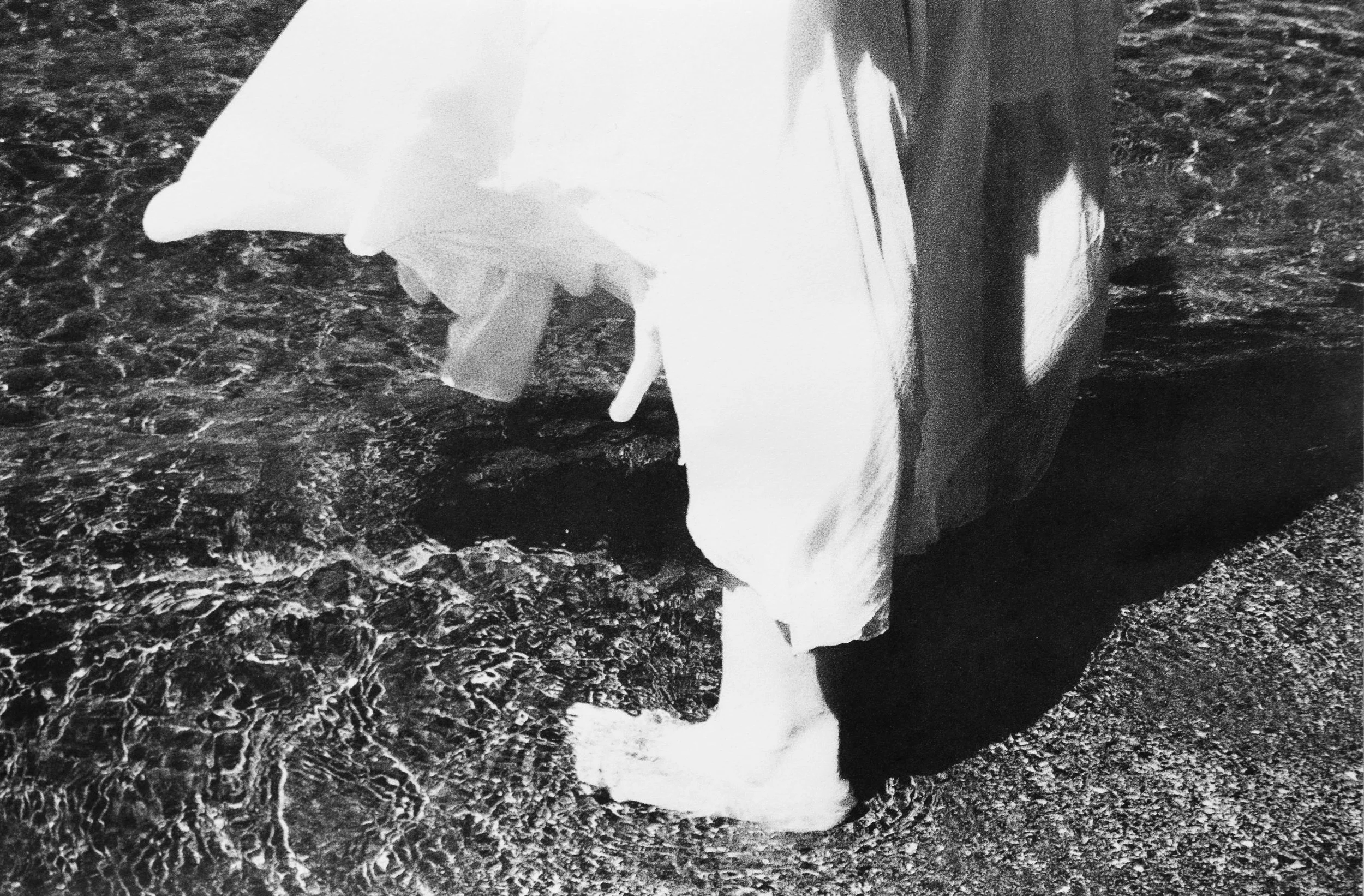 Ce projet photo évoque les ténèbres du cœur, la rupture et une quête de reconnexions stellaires. Œuvre issue du projet d'autofiction "In Tenebris Cordis" d'Aster Muphrid, développé dans le cadre du mentorat photo en ligne de Préludes Photo.