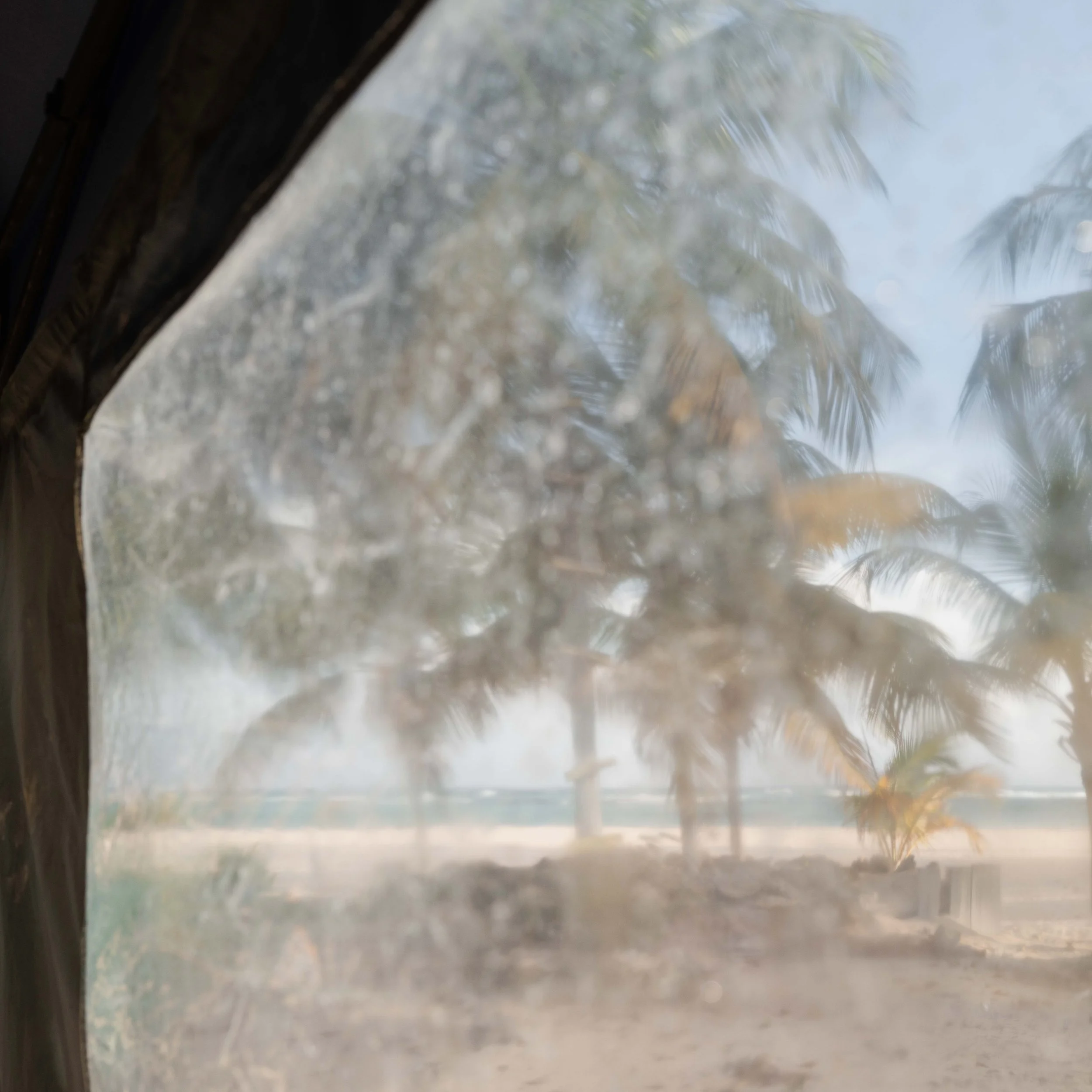 Photographie prise à la Désirade, révélant l'envers du décor paradisiaque entre stigmates du passé et présence humaine discrète. Photographie issue de la série "InDésirade" de Sophie Tournois, développée dans le cadre du mentorat photo en ligne de Pr