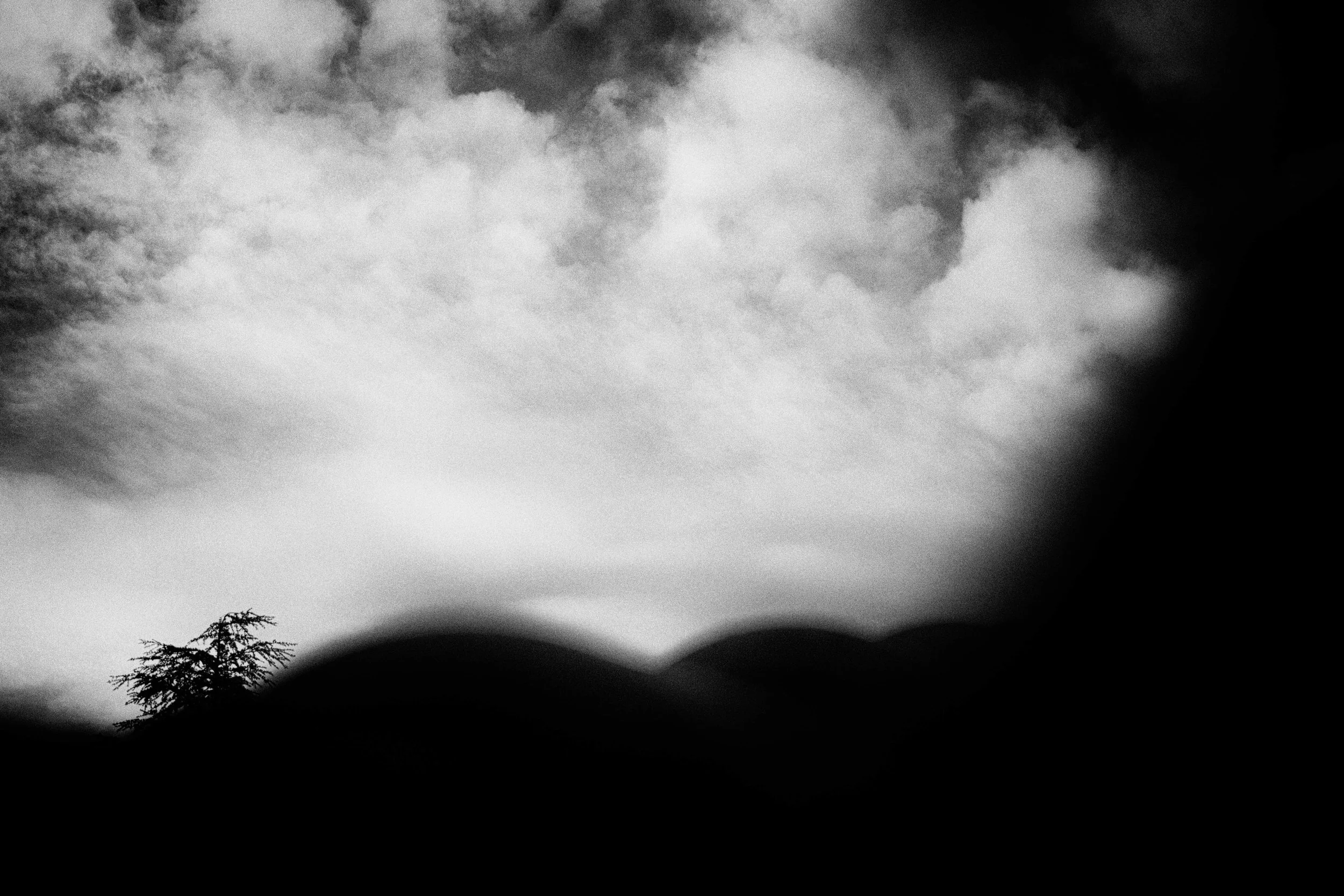 Tensions muettes et atmosphère étrange. Photographie issue de la série "Rester ici" de Maryline Cellini, développée dans le cadre du mentorat photo en ligne de Préludes Photo.