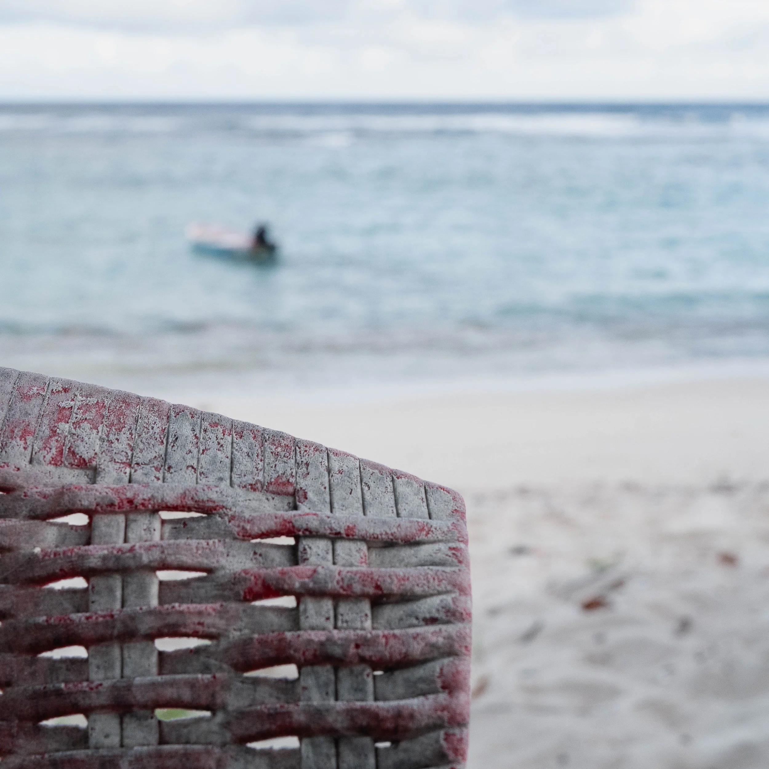Photographie prise à la Désirade, révélant l'envers du décor paradisiaque entre stigmates du passé et présence humaine discrète. Photographie issue de la série "InDésirade" de Sophie Tournois, développée dans le cadre du mentorat photo en ligne de Pr