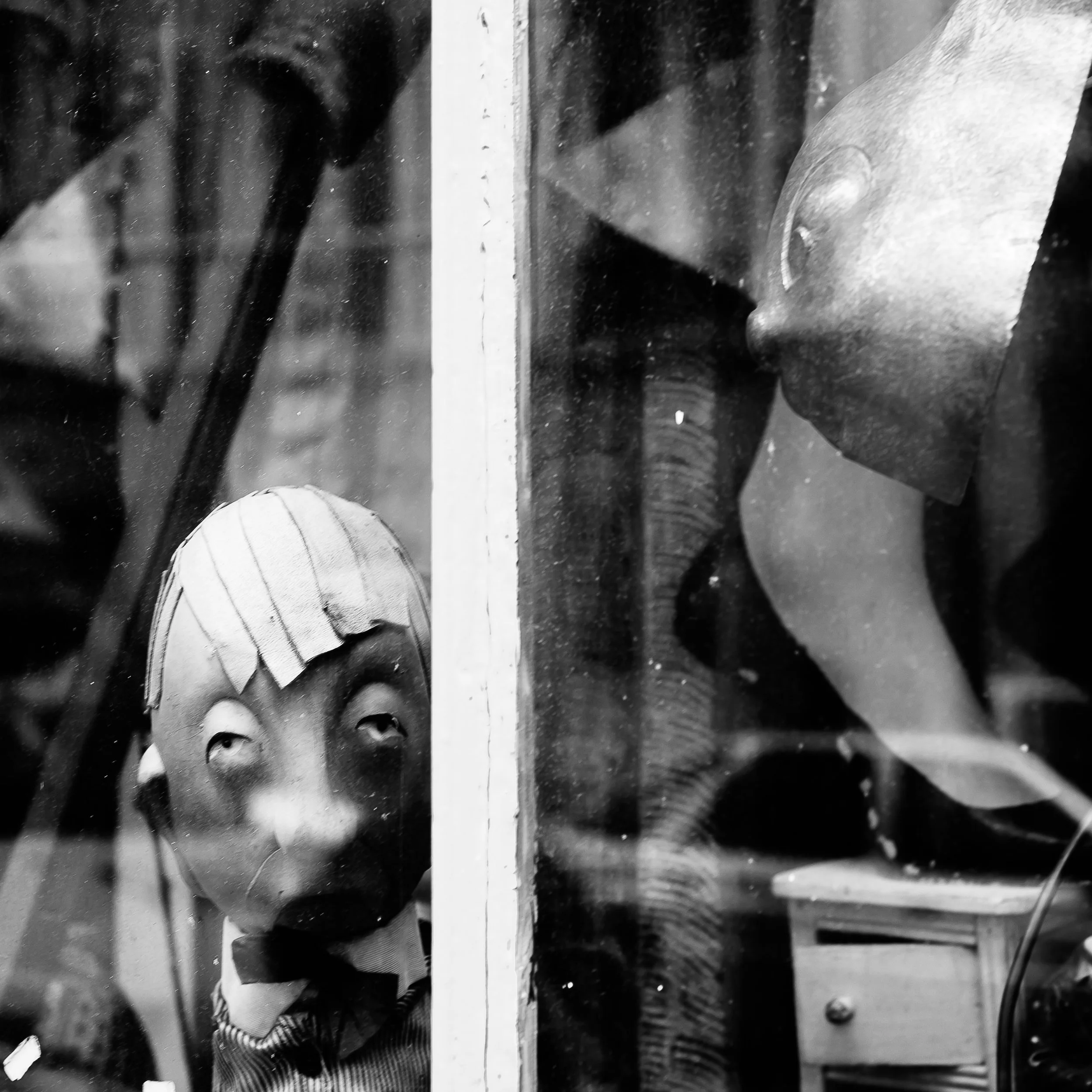 Loin des clichés touristiques, ce projet noir et blanc révèle la réalité intime et les contrastes de la capitale. Photographie issue de la série "Paris : Fragments intimes" de Claire Mornet, développée dans le cadre du mentorat photo en ligne de Prél