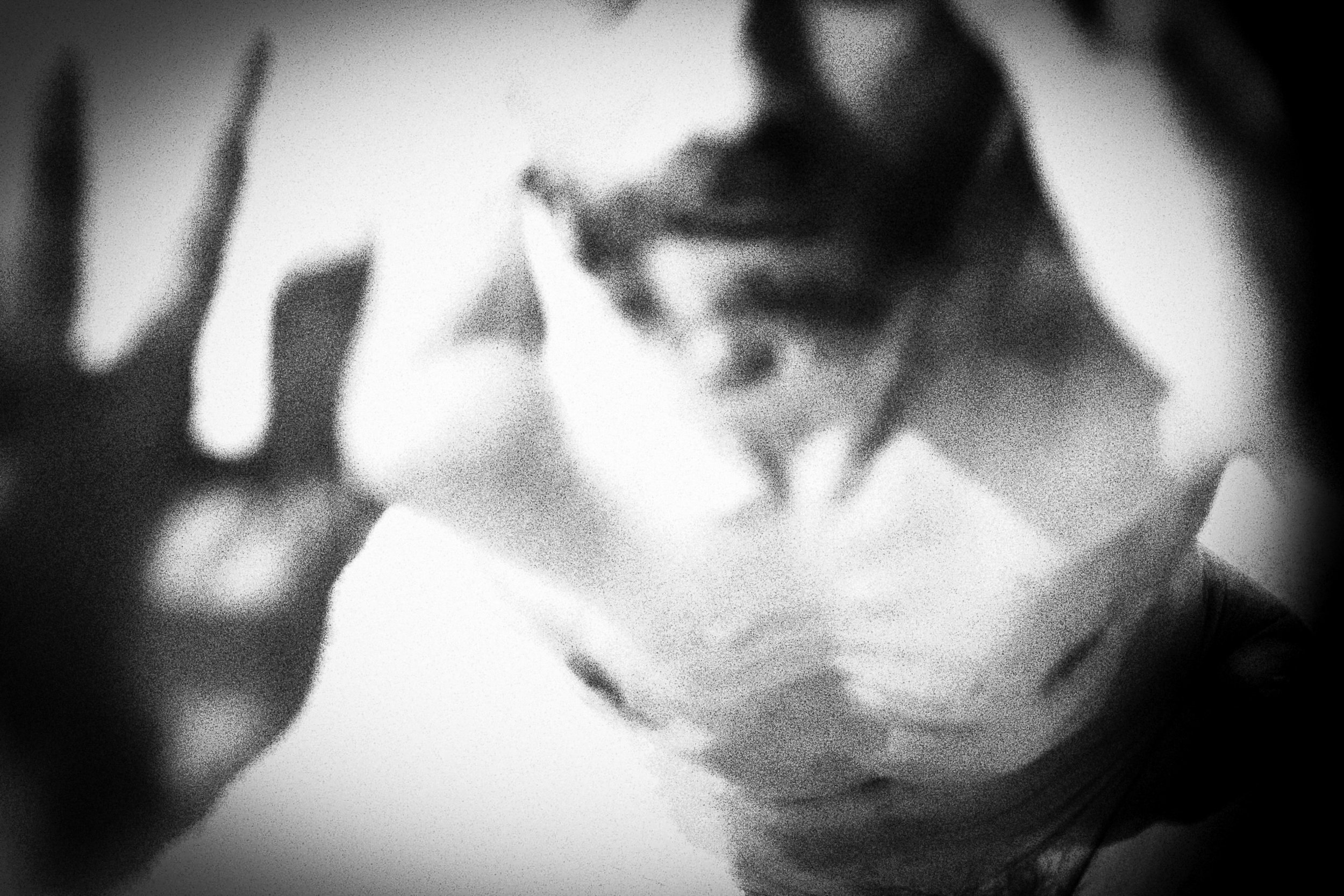 Ce projet photo évoque les ténèbres du cœur, la rupture et une quête de reconnexions stellaires. Œuvre issue du projet d'autofiction "In Tenebris Cordis" d'Aster Muphrid, développé dans le cadre du mentorat photo en ligne de Préludes Photo.