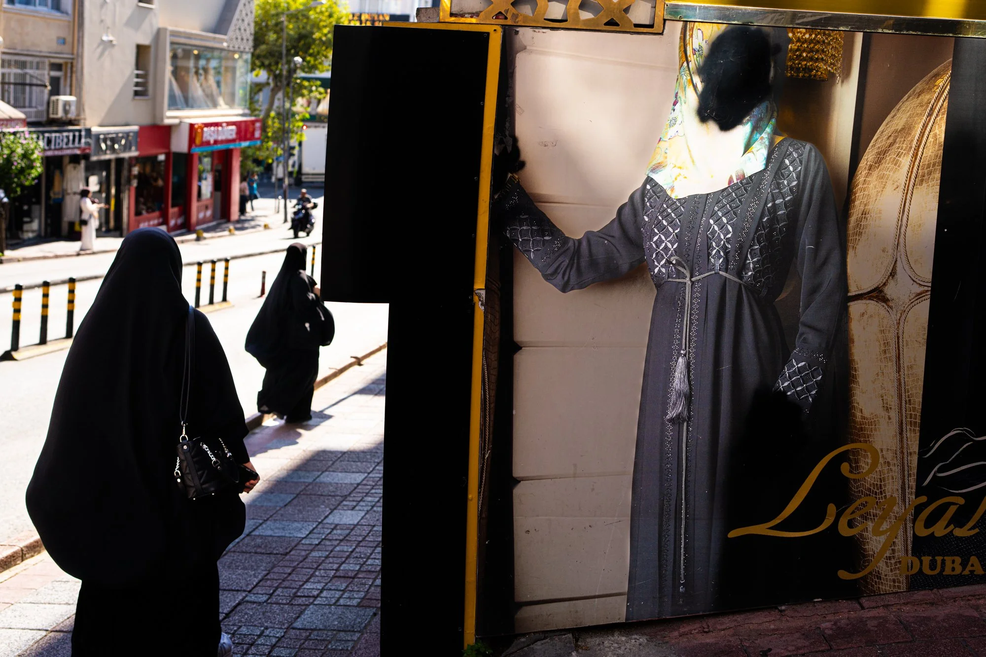 Série photo de Virginia Raoul sur les femmes à Istanbul. Série réalisée durant un voyage photo de Préludes, un workshop 100% dédié à la photo de rue et documentaire
