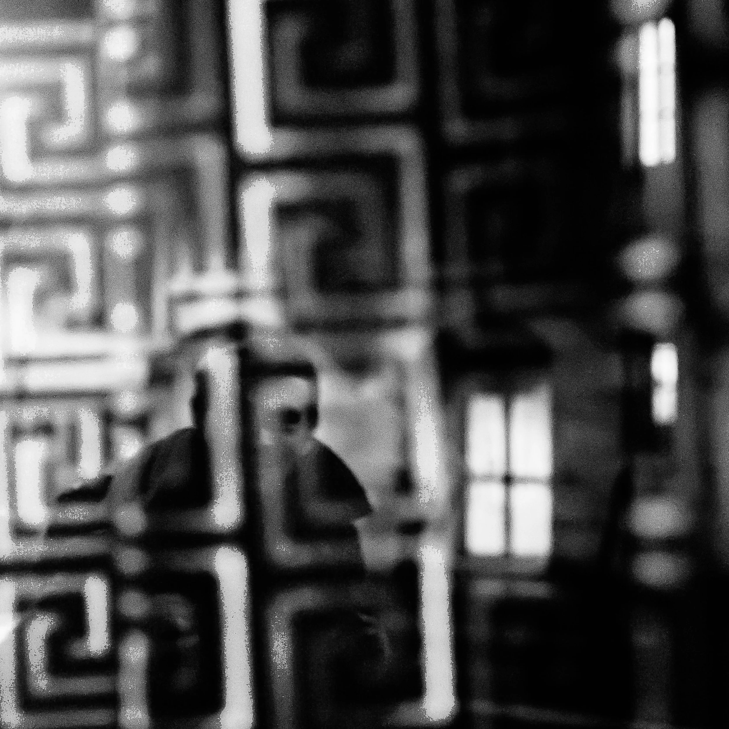 Loin des clichés touristiques, ce projet noir et blanc révèle la réalité intime et les contrastes de la capitale. Photographie issue de la série "Paris : Fragments intimes" de Claire Mornet, développée dans le cadre du mentorat photo en ligne de Prél