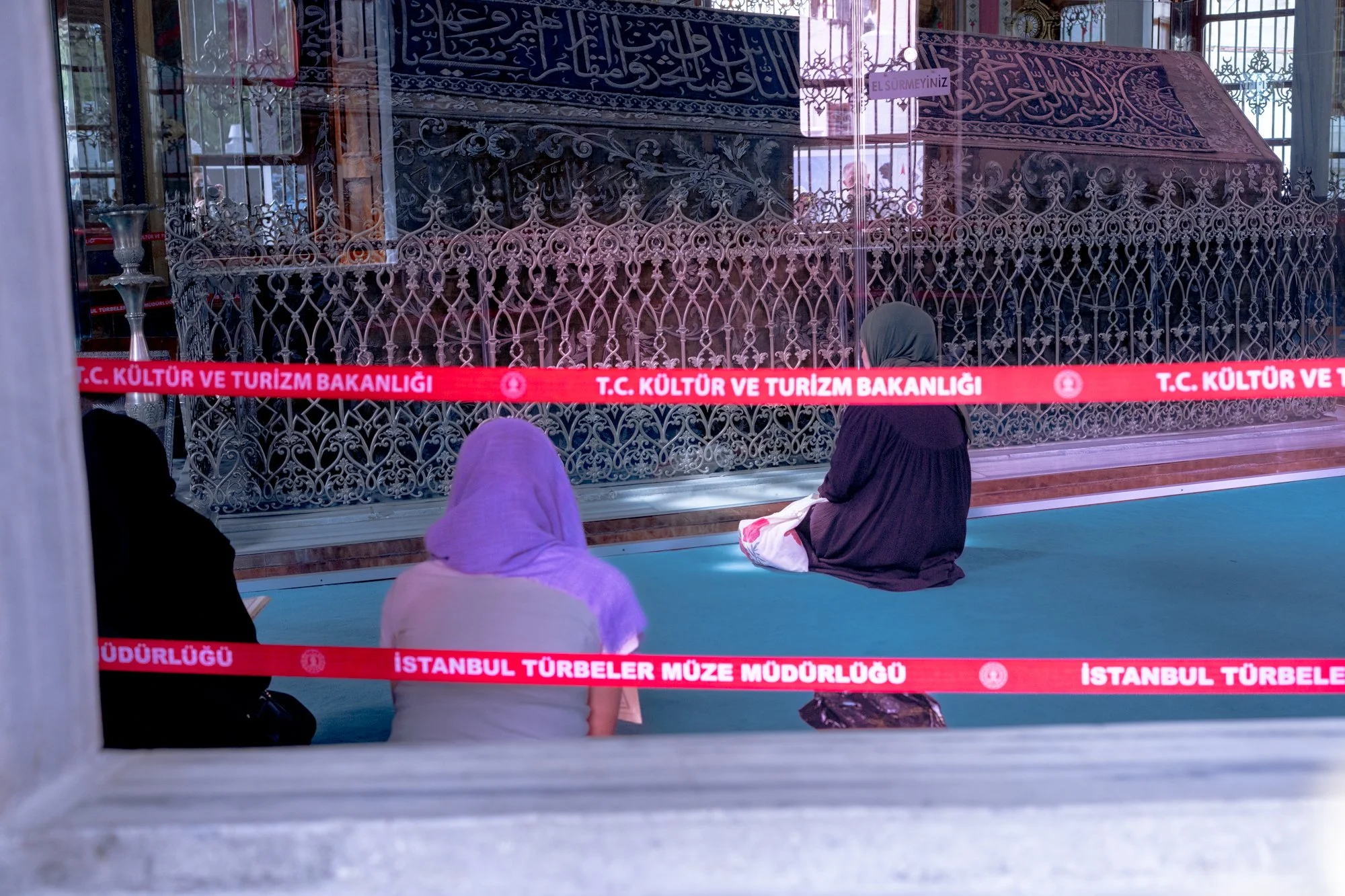 Série photo de Virginia Raoul sur les femmes à Istanbul. Série réalisée durant un voyage photo de Préludes, un workshop 100% dédié à la photo de rue et documentaire