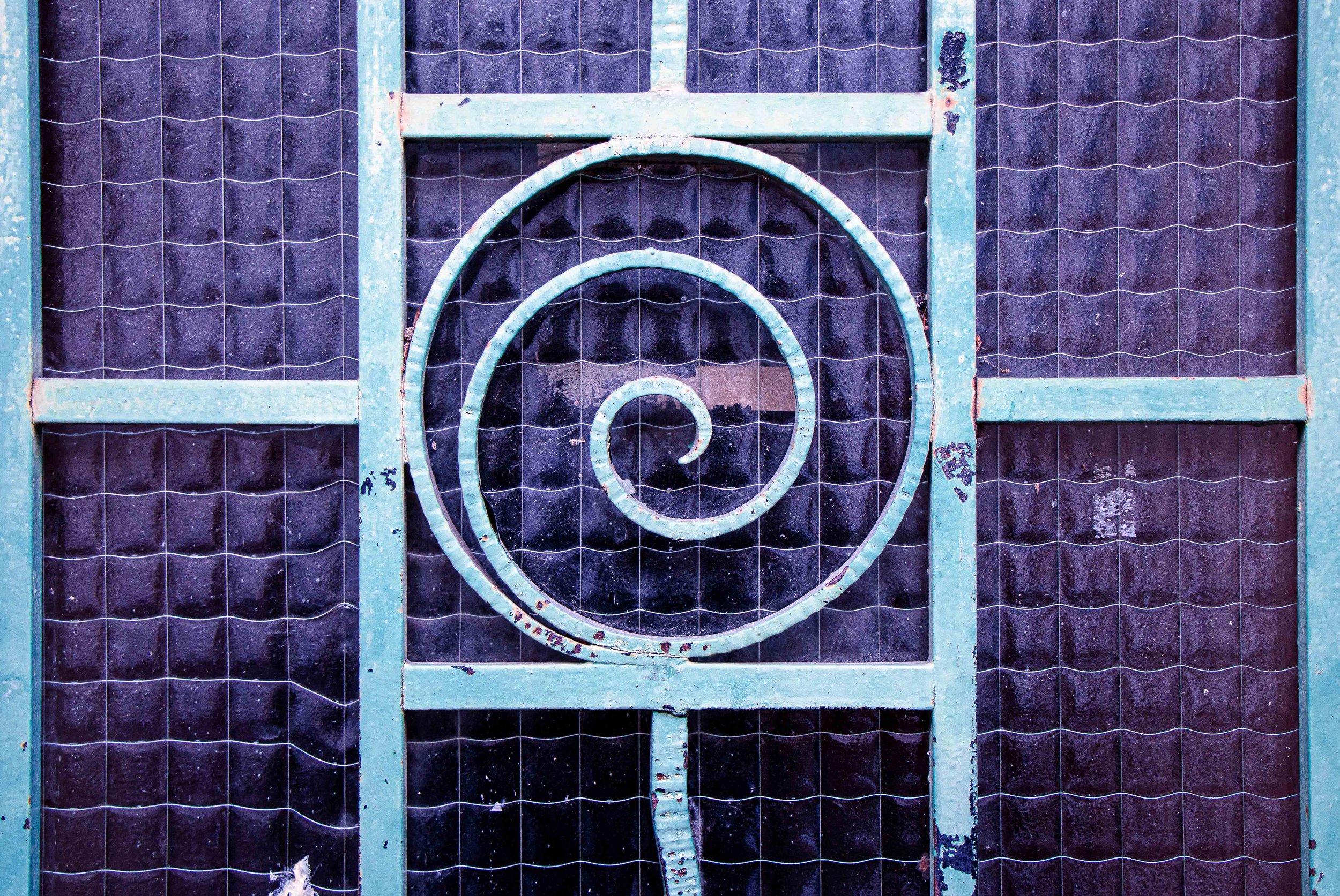 Ce projet photo évoque les ténèbres du cœur, la rupture et une quête de reconnexions stellaires. Œuvre issue du projet d'autofiction "In Tenebris Cordis" d'Aster Muphrid, développé dans le cadre du mentorat photo en ligne de Préludes Photo.