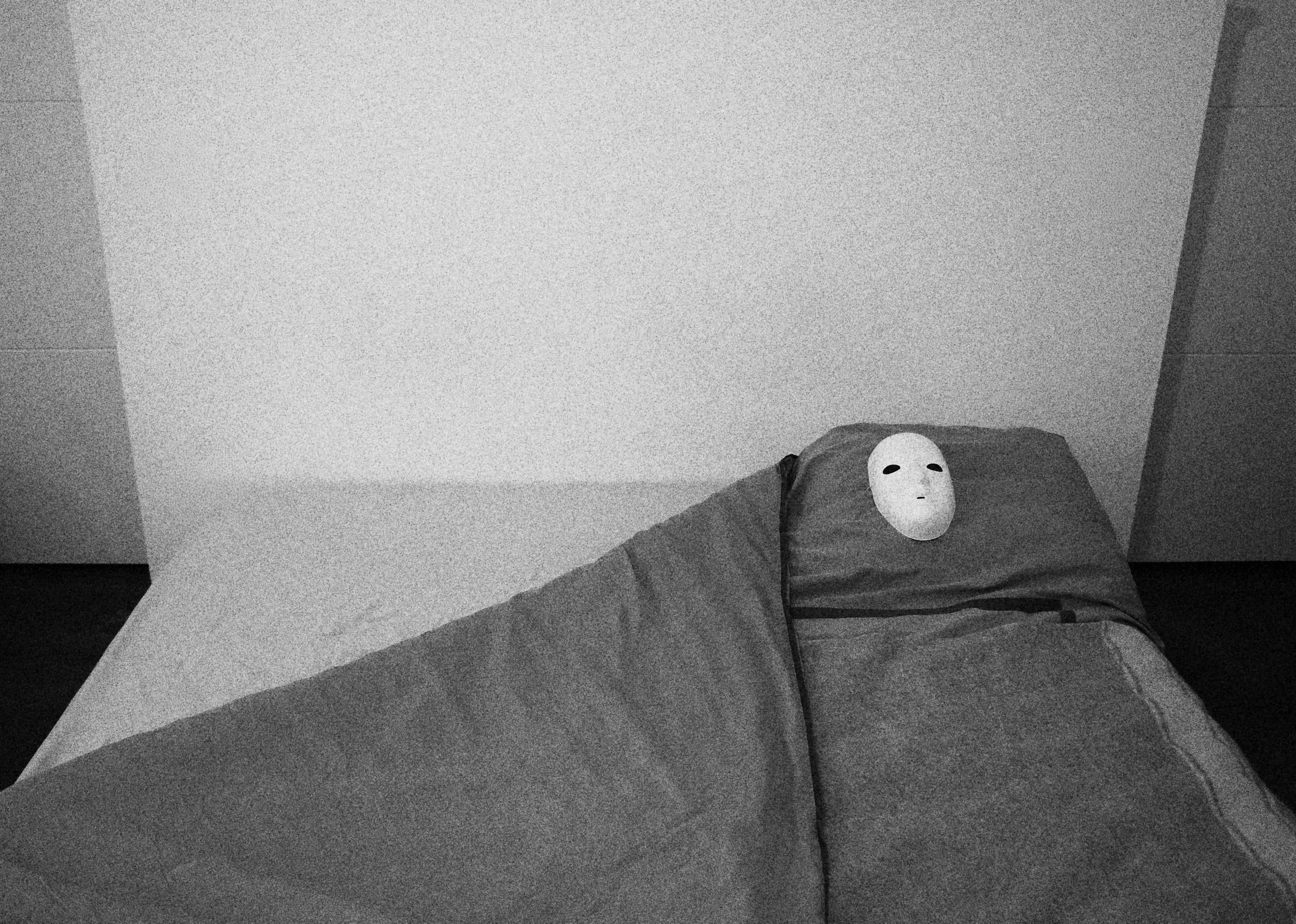Ce projet photo évoque les ténèbres du cœur, la rupture et une quête de reconnexions stellaires. Œuvre issue du projet d'autofiction "In Tenebris Cordis" d'Aster Muphrid, développé dans le cadre du mentorat photo en ligne de Préludes Photo.