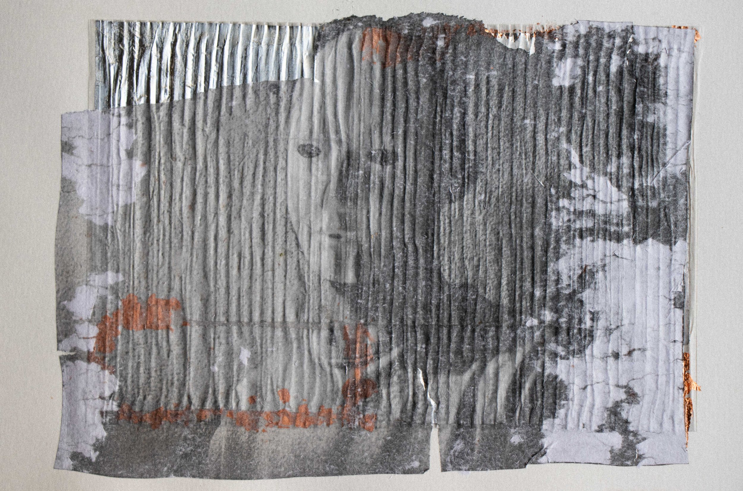 Ce projet photo évoque les ténèbres du cœur, la rupture et une quête de reconnexions stellaires. Œuvre issue du projet d'autofiction "In Tenebris Cordis" d'Aster Muphrid, développé dans le cadre du mentorat photo en ligne de Préludes Photo.