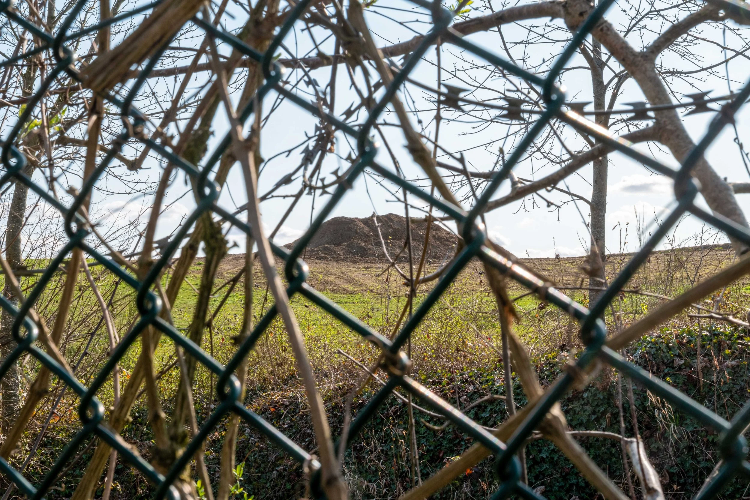Entre banlieue et campagne, une quête de liberté et une errance quotidienne en périphérie parisienne. Photographie issue de la série "Voyage autour de chez moi" de France Garcia-Ficheux, développée dans le cadre du mentorat photo en ligne de Préludes