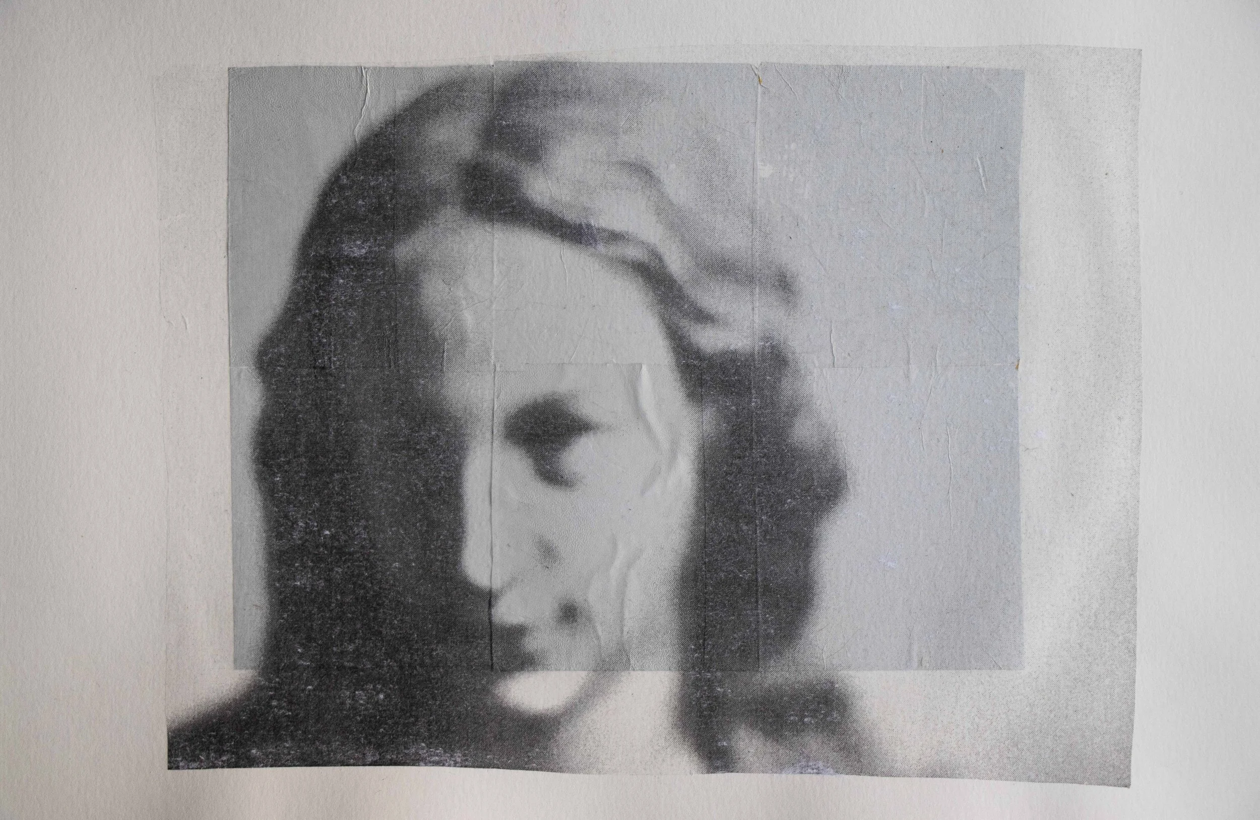 Ce projet photo évoque les ténèbres du cœur, la rupture et une quête de reconnexions stellaires. Œuvre issue du projet d'autofiction "In Tenebris Cordis" d'Aster Muphrid, développé dans le cadre du mentorat photo en ligne de Préludes Photo.