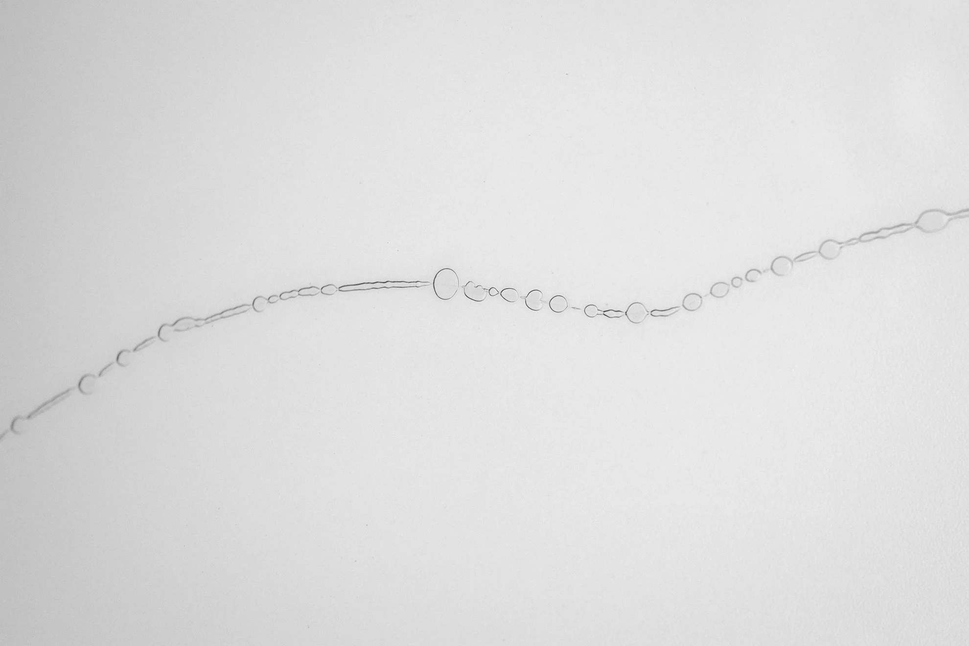 Tensions muettes et atmosphère étrange. Photographie issue de la série "Rester ici" de Maryline Cellini, développée dans le cadre du mentorat photo en ligne de Préludes Photo.