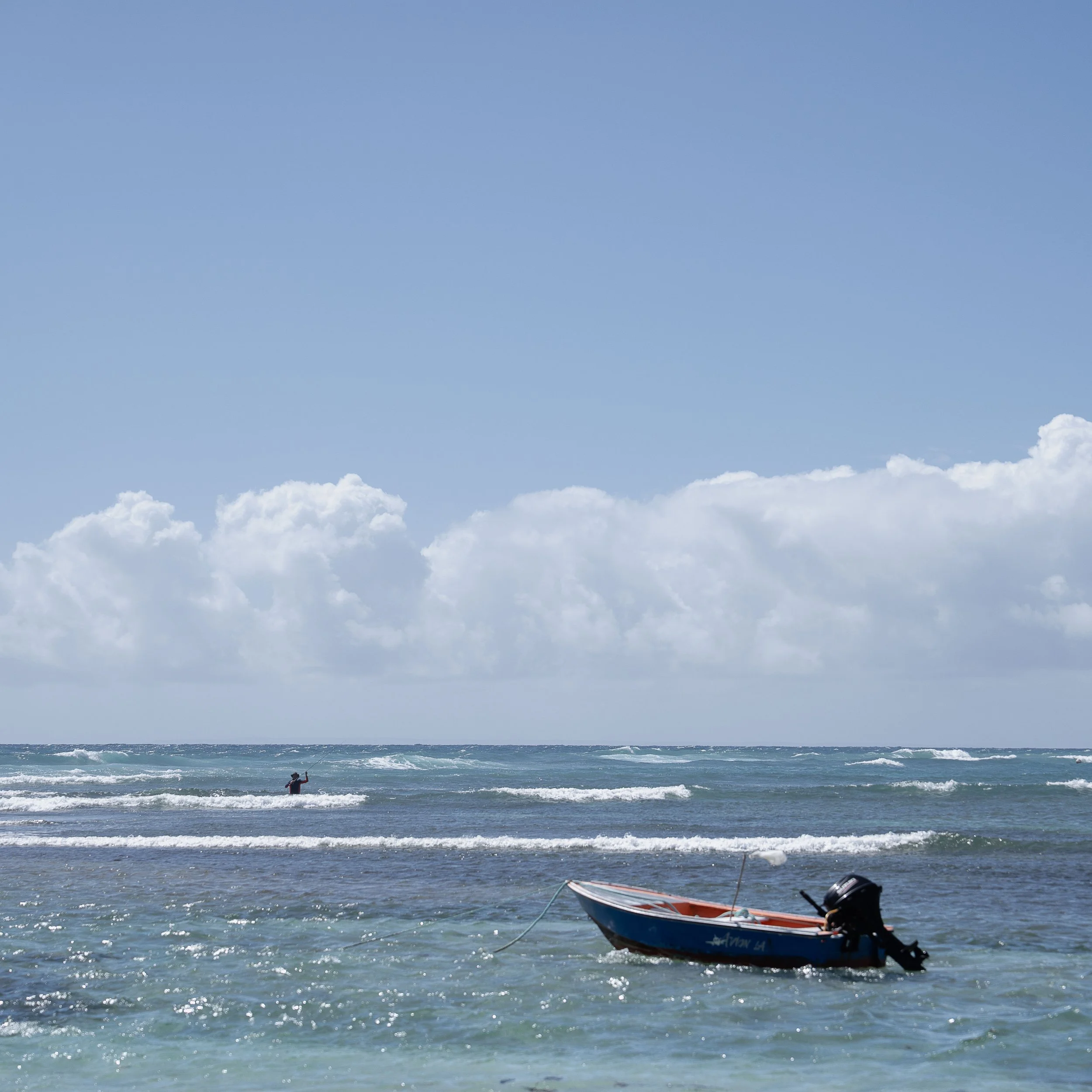 Photographie prise à la Désirade, révélant l'envers du décor paradisiaque entre stigmates du passé et présence humaine discrète. Photographie issue de la série "InDésirade" de Sophie Tournois, développée dans le cadre du mentorat photo en ligne de Pr