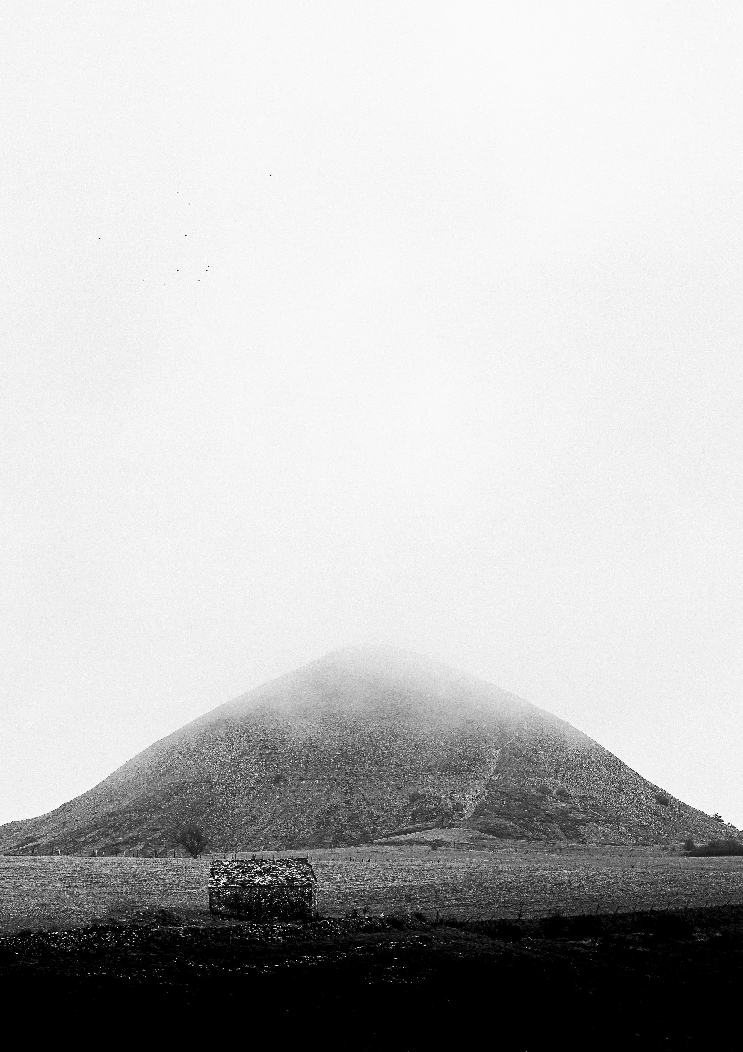 Paysage de la Lozère, capturant sa beauté rude, ses contrastes et l'omniprésence du vent. Photographie issue de la série de Jean-François Pighin, développée dans le cadre du mentorat photo en ligne de Préludes Photo.
