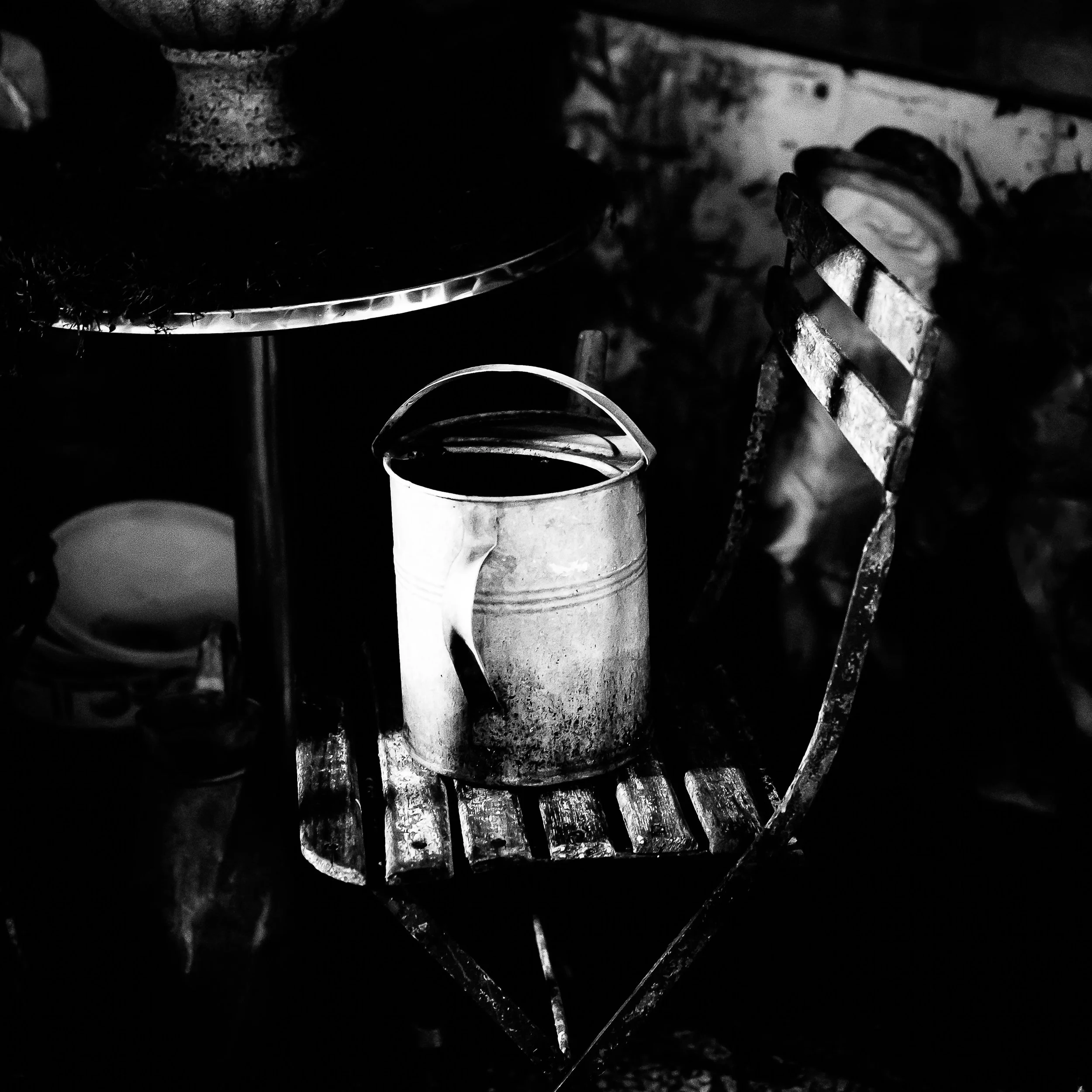 Loin des clichés touristiques, ce projet noir et blanc révèle la réalité intime et les contrastes de la capitale. Photographie issue de la série "Paris : Fragments intimes" de Claire Mornet, développée dans le cadre du mentorat photo en ligne de Prél