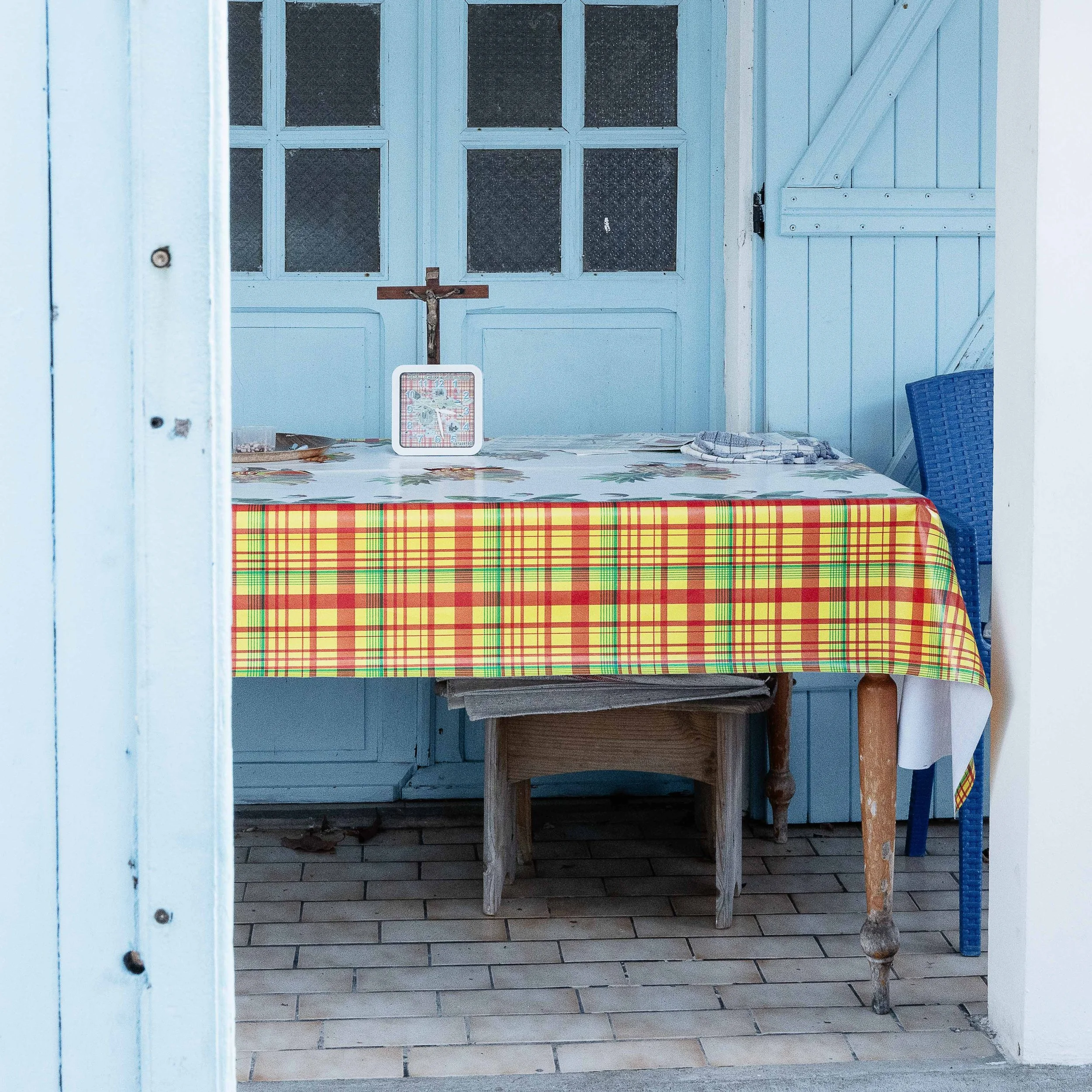 Photographie prise à la Désirade, révélant l'envers du décor paradisiaque entre stigmates du passé et présence humaine discrète. Photographie issue de la série "InDésirade" de Sophie Tournois, développée dans le cadre du mentorat photo en ligne de Pr