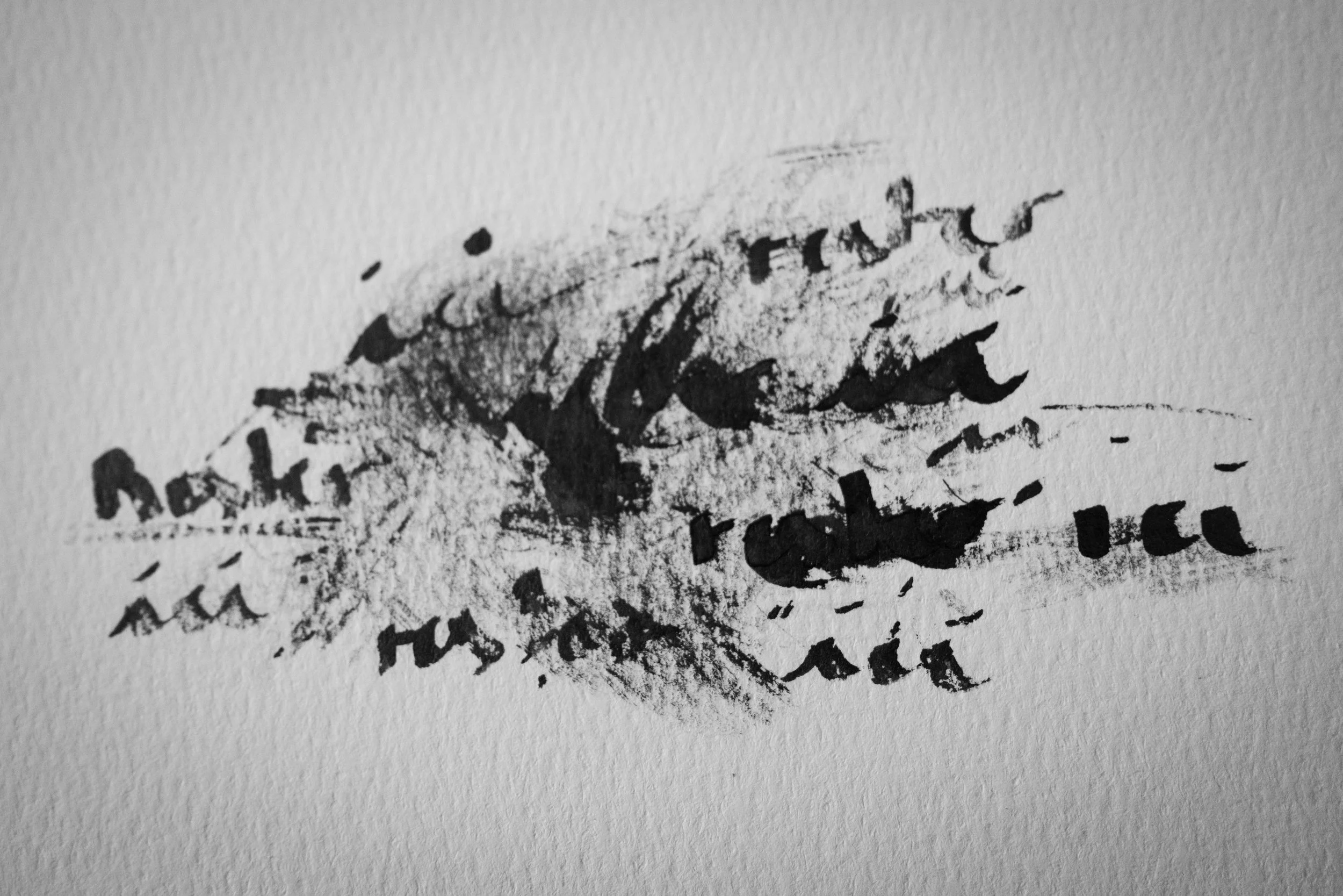 Tensions muettes et atmosphère étrange. Photographie issue de la série "Rester ici" de Maryline Cellini, développée dans le cadre du mentorat photo en ligne de Préludes Photo.