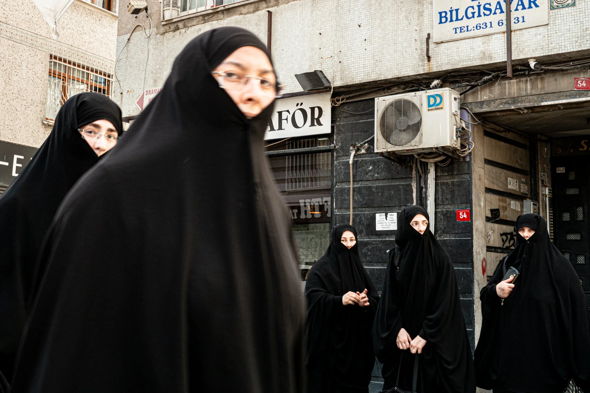 Série photo de Virginia Raoul sur les femmes à Istanbul. Série réalisée durant un voyage photo de Préludes, un workshop 100% dédié à la photo de rue et documentaire