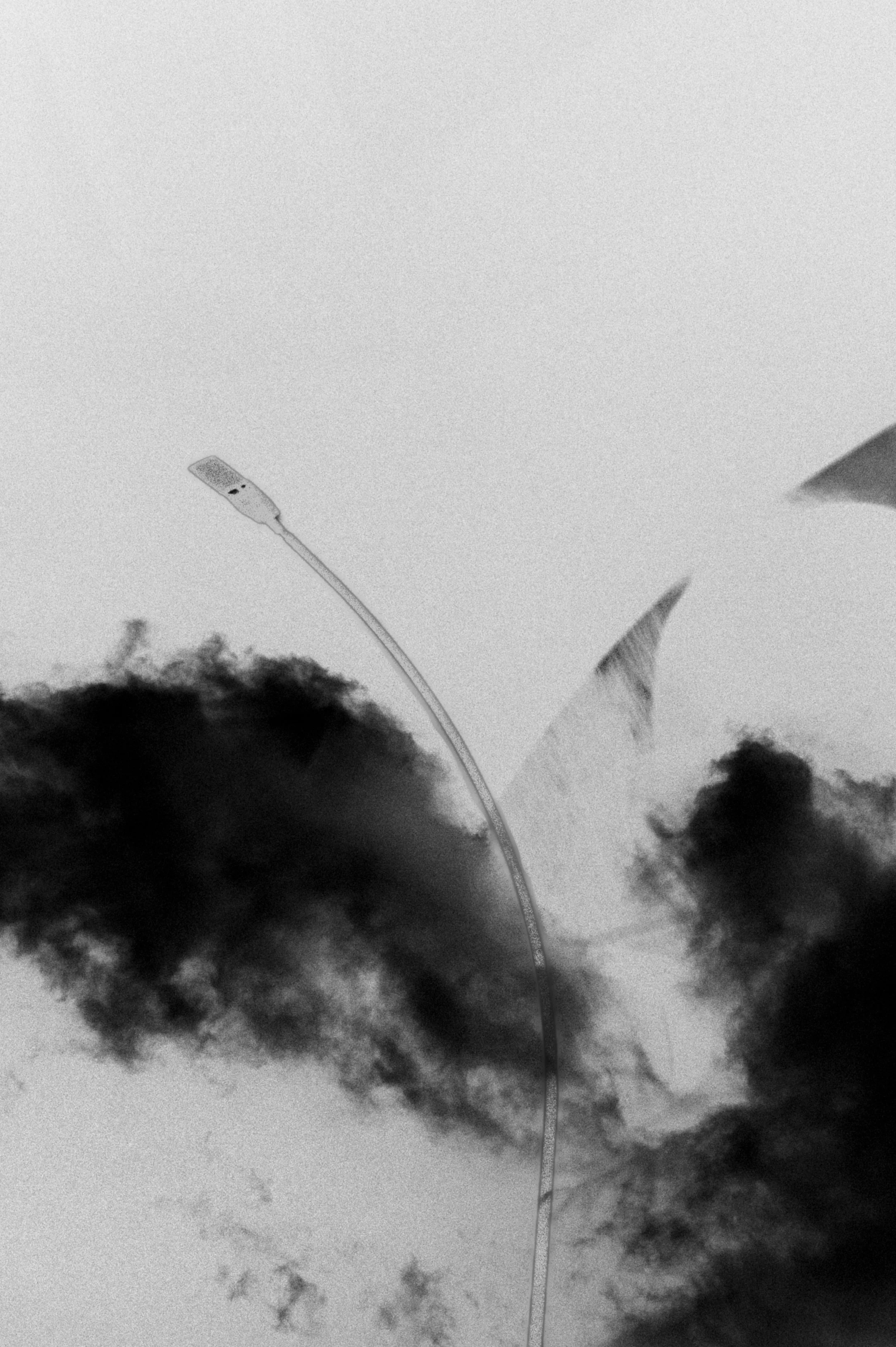 Tensions muettes et atmosphère étrange. Photographie issue de la série "Rester ici" de Maryline Cellini, développée dans le cadre du mentorat photo en ligne de Préludes Photo.