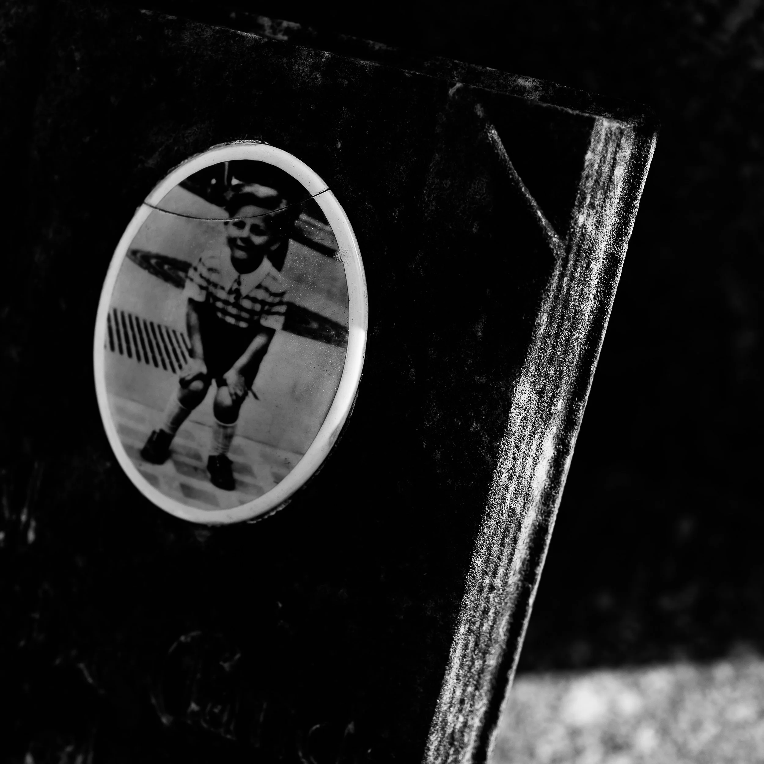 Loin des clichés touristiques, ce projet noir et blanc révèle la réalité intime et les contrastes de la capitale. Photographie issue de la série "Paris : Fragments intimes" de Claire Mornet, développée dans le cadre du mentorat photo en ligne de Prél